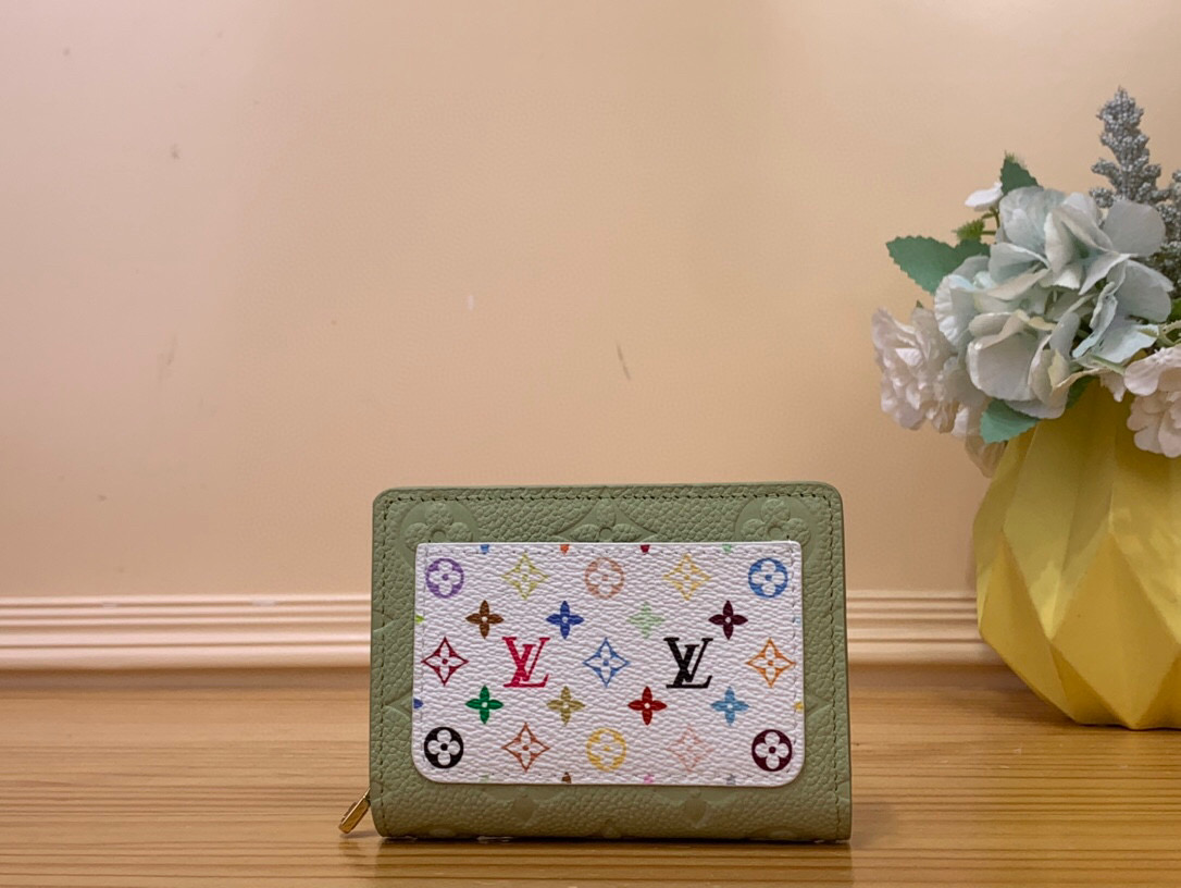 NO:620246,Top original item [LV × TM Wallet] m14140 rose red m13619 green Murakami 'LV × TM Ms Wallet Claire' reinterprets the classic item with the bold rainbow colors unique to the 'Louis Vuitton × Murakami' series. The textured (wrinkled) cowhide is coated with an embossed iconic letter pattern throughout, adding a casual personality. Monogram multi-color  The playful exterior pockets highlighted by canvas are also attractive. The interior features a padded compartment with zipper closure and an open pocket for notes and cards with snap closure. Dimensions 11 x 8.5 x 3.5 cm 3014035,,louis vuitton,louis vuitton,wallets,cowhide19860909顶级原单【LV × TM 钱包】m14140 玫红 m13619 绿色 村上隆 “LV × TM Ms钱包克莱尔”以“路易威登×村上隆”系列特有的大胆的彩虹色重新诠释了经典单品.有纹（褶皱）的牛皮整体上涂有浮雕状的标志性字母图案,增添了随意的个性.Monogram多色 帆布突出的俏皮外口袋也很有魅力.内侧配有拉链开合的带衬垫的隔间和用卡扣开合的纸币和卡片的开口口袋. 尺寸11 x 8.5 x 3.5 cm 3014035,,louis vuitton,louis vuitton,wallets,cowhide,Bag