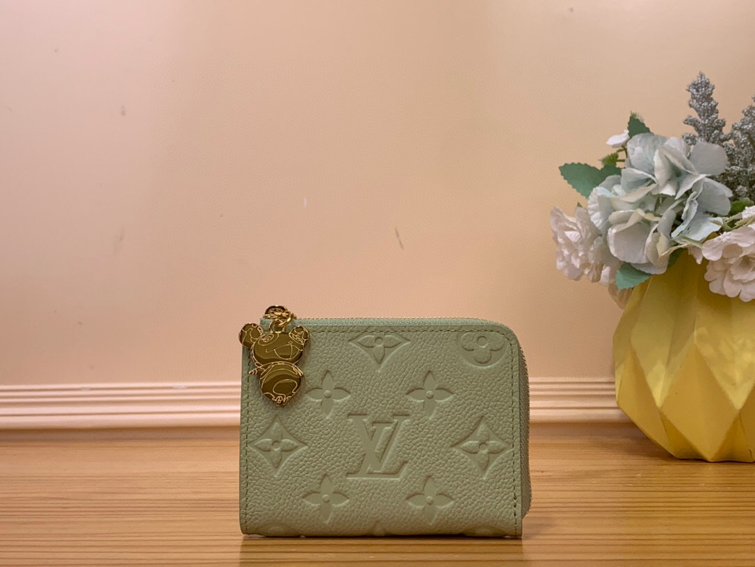 NO:620241,Top original item [LV x TM ortfolio Noah Compact] m13801 Green Takashi Murakami Compact wallet 'LV × TM Wallet Noah' characterized by square shape  'Compact'. Open the smooth L-shaped zipper to reveal a pocket that can be folded to store banknotes and 6 card slots. As a reprint of the Louis Vuitton  2313028,,louis vuitton,louis vuitton,tom ford,wallets19860909顶级原单【LV x TM ortfolio Noah Comact】 m13801 绿色 村上隆 以方形形状为特征的紧凑型钱包“LV × TM 钱包诺亚 紧凑型”.打开光滑的L字型拉链,就会出现可以折叠收纳纸币的口袋和6个卡槽.“作为路易威登×村上隆”系列的再版,以大胆的蓝色色调完成象征Maison的Monogram·安普兰特皮革,内侧以多色的Monogram帆布为重点添加了.在开口处增添玩味的熊猫拉链拉手也很有魅力. 尺寸11 x 8.5 x 1.5 cm 2313028,,louis vuitton,louis vuitton,tom ford,wallets,Bag