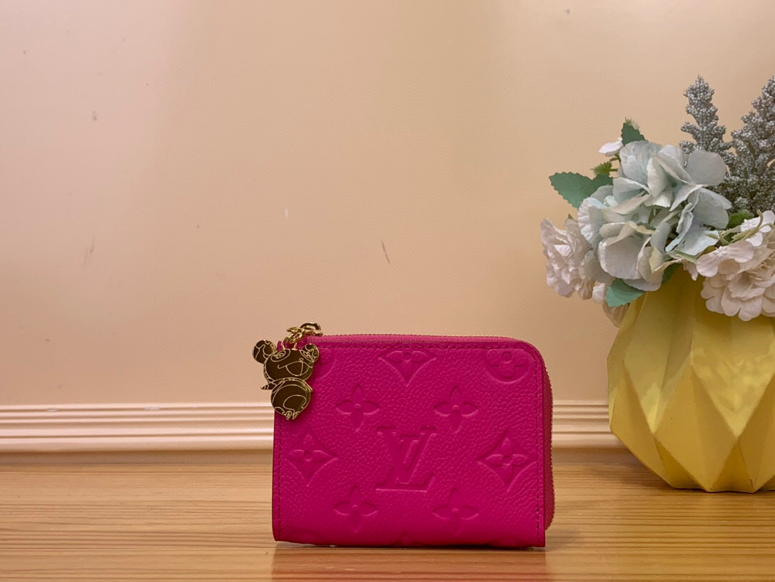 NO:620236,Top original item [LV x TM ortfolio Noah Compact] m13801 Rose Red Takashi Murakami Compact wallet 'LV × TM Wallet Noah' characterized by square shape  'Compact'. Open the smooth L-shaped zipper to reveal a pocket that can be folded to store banknotes and 6 card slots. As a reprint of the Louis Vuitton  2313028,,louis vuitton,louis vuitton,tom ford,wallets19860909顶级原单【LV x TM ortfolio Noah Comact】 m13801 玫红 村上隆 以方形形状为特征的紧凑型钱包“LV × TM 钱包诺亚 紧凑型”.打开光滑的L字型拉链,就会出现可以折叠收纳纸币的口袋和6个卡槽.“作为路易威登×村上隆”系列的再版,以大胆的蓝色色调完成象征Maison的Monogram·安普兰特皮革,内侧以多色的Monogram帆布为重点添加了.在开口处增添玩味的熊猫拉链拉手也很有魅力. 尺寸11 x 8.5 x 1.5 cm 2313028,,louis vuitton,louis vuitton,tom ford,wallets,Bag