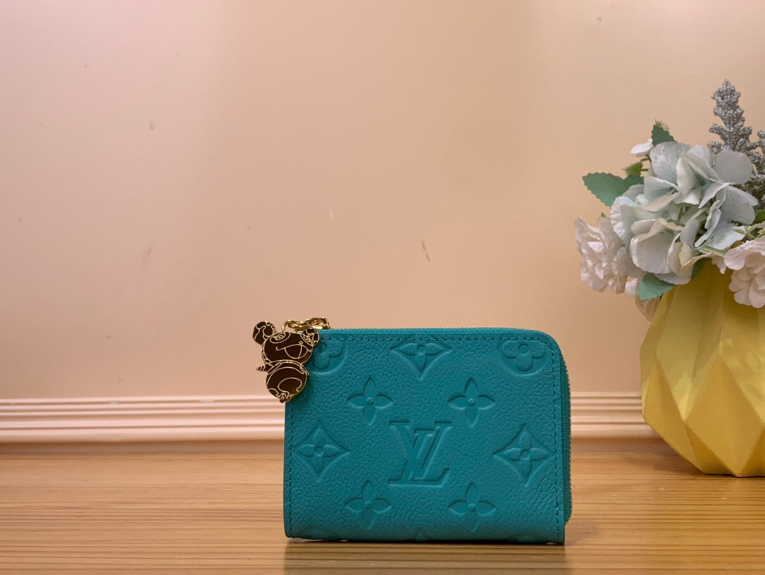 NO:620231,Top original item [LV x TM ortfolio Noah Compact] m13801 Blue Murakami Takashi A compact wallet characterized by a square shape 'LV × TM Wallet Noah  'Compact'. Open the smooth L-shaped zipper to reveal a pocket that can be folded to store banknotes and 6 card slots. As a reprint of the Louis Vuitton  2313028,,louis vuitton,louis vuitton,tom ford,wallets19860909顶级原单【LV x TM ortfolio Noah Comact】 m13801 蓝色 村上隆 以方形形状为特征的紧凑型钱包“LV × TM 钱包诺亚 紧凑型”.打开光滑的L字型拉链,就会出现可以折叠收纳纸币的口袋和6个卡槽.“作为路易威登×村上隆”系列的再版,以大胆的蓝色色调完成象征Maison的Monogram·安普兰特皮革,内侧以多色的Monogram帆布为重点添加了.在开口处增添玩味的熊猫拉链拉手也很有魅力. 尺寸11 x 8.5 x 1.5 cm 2313028,,louis vuitton,louis vuitton,tom ford,wallets,Bag