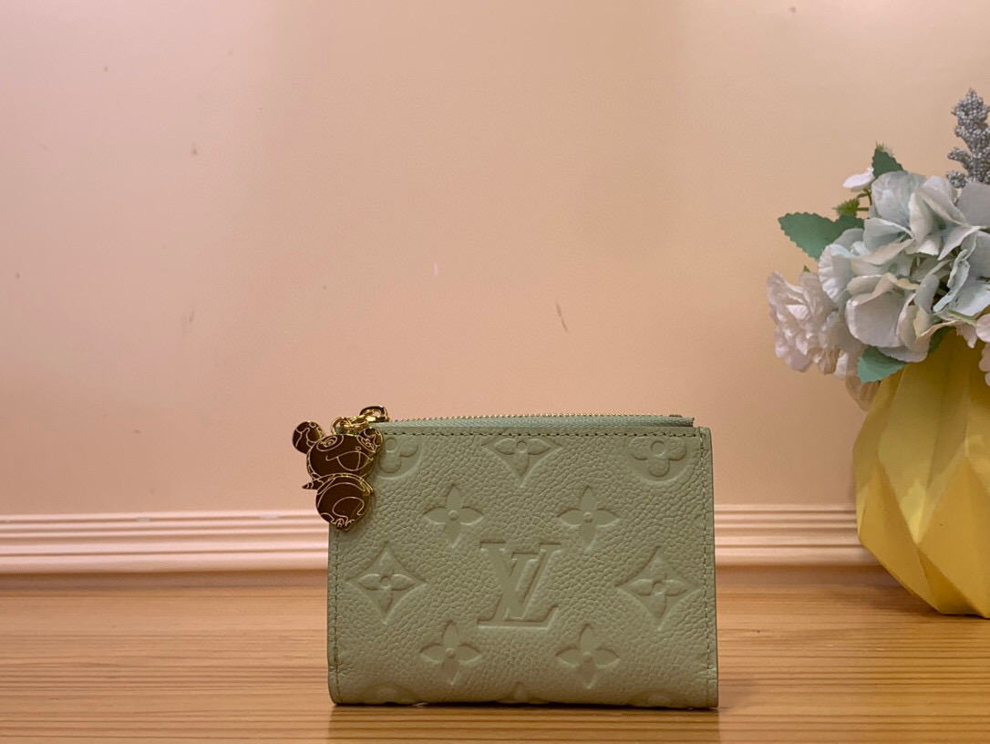 NO:620221,Top original item [LV x TM Lisa Wallet] m14087 rose red m14089 blue M14088 green Takashi Murakami Lisa ms wallet is a daily essential, with a practical and compact design, with fixed coin pockets, bill compartments and multiple card slots. It is made of the elegant Monogram from the Louis Vuitton x Murakami series  Made of Emreinte leather in fresh seasonal tones, the colorful Monogram pattern can be seen on the interior. A gold panda-shaped pull adds dynamism to the zipper. Dimensions 9 x 11.5 x 1.5 cm 2513035,,louis vuitton,louis vuitton,wallets19860909顶级原单【LV x TM Lisa Wallet】 m14087 玫红 m14089 蓝色 M14088绿 村上隆 Lisa ms钱包是日常必备品,设计实用紧凑,具有固定的硬币口袋、钞票隔间和多个卡槽.它由路易威登x村上系列的优雅Monogram Emreinte皮革制成,采用清新的季节性色调,内部可以看到五颜六色的Monogram图案.金色熊猫形状的拉手为拉链增添了活力. 尺寸9 x 11.5 x 1.5厘米 2513035,,louis vuitton,louis vuitton,wallets,Bag