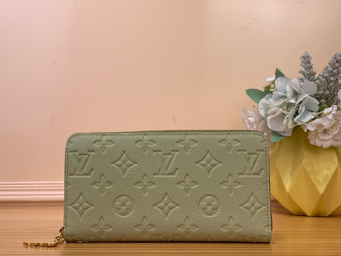 NO:620209,Top original item [LV × TM Zipper Wallet] m13618 Green Takashi Murakami The signature code of the 'Louis Vuitton × Takashi Murakami' series that unfolds in colorful categories has been updated to 'LV × TM' with a cheerful atmosphere  ms zipper wallet'. Finished in bright pink monogram Amprant leather that is reminiscent of the artist's characteristic rainbow colors, and embellished with monogram canvas on the inside. Equipped with multiple compartments that can store banknotes, cards, invoices, etc., the gold zipper opening and playful panda handles add color. Dimensions 19.5 x 10.5 x 2.5 cm 3714045, louis vuitton, louis  vuitton,wallets19860909顶级原单【LV × TM 拉链钱包】 m13618 绿色 村上隆 以丰富多彩的类别展开的“路易威登×村上隆”系列的签名代码更新为欢快的氛围的“LV × TM ms拉链钱包”.用让人联想到这位艺术家特有的彩虹色的鲜艳的粉色字母图案·安普朗特皮革完成,内侧用字母图案·帆布作为点缀.配有可以收纳纸币、卡片、发票等的多个隔间,金色的拉链开口加上俏皮的熊猫拉手增添了色彩. 尺寸19.5 x 10.5 x 2.5 cm 3714045,,louis vuitton,louis vuitton,wallets,Bag