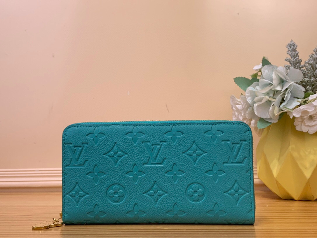 NO:620203,Top original item [LV × TM Zipper Wallet] m13618 Blue Takashi Murakami The signature code of the 'Louis Vuitton × Takashi Murakami' series that unfolds in colorful categories has been updated to 'LV × TM' with a cheerful atmosphere  ms zipper wallet'. Finished in bright pink monogram Amprant leather that is reminiscent of the artist's characteristic rainbow colors, and embellished with monogram canvas on the inside. Equipped with multiple compartments that can store banknotes, cards, invoices, etc., the gold zipper opening and playful panda handles add color. Dimensions 19.5 x 10.5 x 2.5 cm 3714045, louis vuitton, louis  vuitton,wallets19860909顶级原单【LV × TM 拉链钱包】 m13618 蓝色 村上隆 以丰富多彩的类别展开的“路易威登×村上隆”系列的签名代码更新为欢快的氛围的“LV × TM ms拉链钱包”.用让人联想到这位艺术家特有的彩虹色的鲜艳的粉色字母图案·安普朗特皮革完成,内侧用字母图案·帆布作为点缀.配有可以收纳纸币、卡片、发票等的多个隔间,金色的拉链开口加上俏皮的熊猫拉手增添了色彩. 尺寸19.5 x 10.5 x 2.5 cm 3714045,,louis vuitton,louis vuitton,wallets,Bag