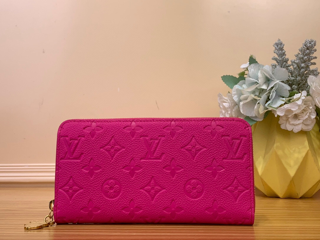 NO:620197,Top original item [LV × TM Zipper Wallet] m13618 Rose Red Takashi Murakami The signature code of the 'Louis Vuitton × Takashi Murakami' series expanded into colorful categories has been updated to 'LV × TM' with a cheerful atmosphere  ms zipper wallet'. Finished in bright pink monogram Amprant leather that is reminiscent of the artist's characteristic rainbow colors, and embellished with monogram canvas on the inside. Equipped with multiple compartments that can store banknotes, cards, invoices, etc., the gold zipper opening and playful panda handles add color. Dimensions 19.5 x 10.5 x 2.5 cm 3714045, louis vuitton, louis  vuitton,wallets19860909顶级原单【LV × TM 拉链钱包】 m13618 玫红 村上隆 以丰富多彩的类别展开的“路易威登×村上隆”系列的签名代码更新为欢快的氛围的“LV × TM ms拉链钱包”.用让人联想到这位艺术家特有的彩虹色的鲜艳的粉色字母图案·安普朗特皮革完成,内侧用字母图案·帆布作为点缀.配有可以收纳纸币、卡片、发票等的多个隔间,金色的拉链开口加上俏皮的熊猫拉手增添了色彩. 尺寸19.5 x 10.5 x 2.5 cm 3714045,,louis vuitton,louis vuitton,wallets,Bag