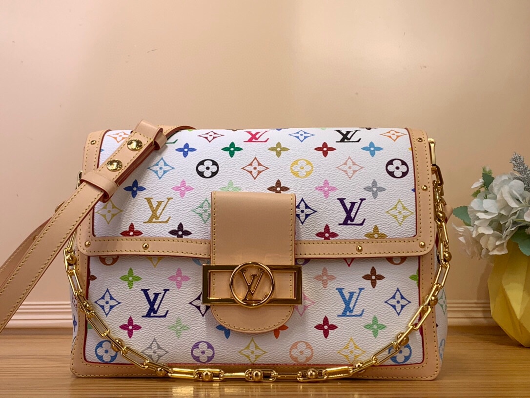 NO:620253,Top original order [LV x TM DAUHINE SOFT Large Handbag] m13255 white color/Takashi Murakami three colors This Dauhine Soft Hl large handbag is made of soft coated canvas, with the full-scale Monogram pattern traced in the vivid rainbow tones of Japanese artist Takashi Murakami. The cow leather trim freezes the classic charm, the dazzling LV lock marks the brand identity on the front, and the zippered inner pocket adds functional considerations.  Dimensions 20 x 11 x 28 cm 7618085,,louis vuitton,cowhide19860909顶级原单【LV x TM DAUHINE SOFT 大号手袋】 m13255 白彩/村上隆 三彩 本款 Dauhine Soft Hl大号手袋取材柔软涂层帆布,以日本艺术家村上隆笔下的灵动彩虹色调描摹全幅 Monogram 图案.牛皮革饰边定格经典韵致,耀目 LV 锁扣于正面标注品牌身份,拉链内袋再添功能考量. 尺寸20 x 11 x 28 厘米 7618085,,louis vuitton,cowhide,Bag