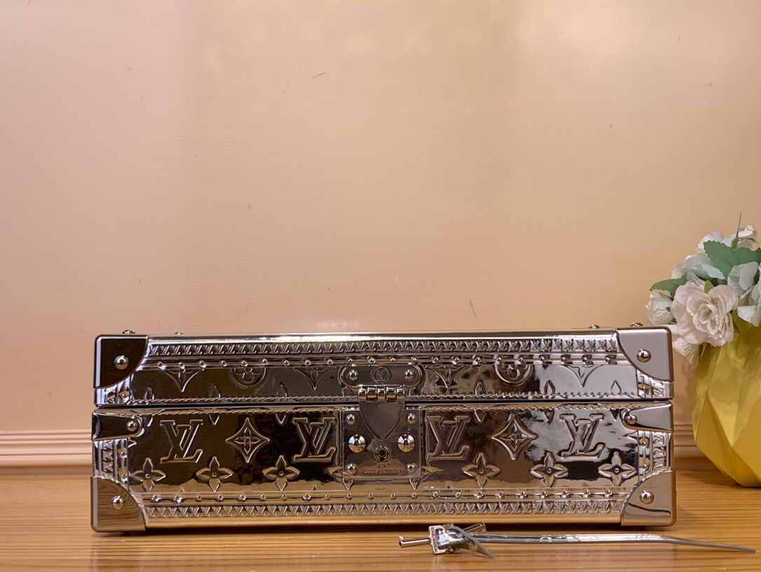 NO:551726,Top original order [COFFRET 8 MONTRES watch case] m12277 space silver/patent leather This Coffret 8 Montres St watch case is from the ski series. It is made of Monogram canvas decorated with cow leather trim, which reminds you of the elegant life style after riding on the snowfield. The compact structure is suitable for storing watches, and the bracket can be removed to release the space for storing spare straps and certificates. 20.5 x 13.5 x 35 cm  118121350,,off white,cowhide19860909顶级原单【COFFRET 8 MONTRES 腕表箱】 m12277 太空银/漆皮 本款 Coffret 8 Montres St腕表箱出自滑雪系列,为 Monogram 帆布点缀牛皮革饰边,令人遥想驰骋雪场后的雅致生活格调.紧凑构型适宜存放腕表,拆卸托架即可释放收纳备用表带和证书的空间. 20.5 x 13.5 x 35 厘米 118121350,,off white,cowhide,Bag