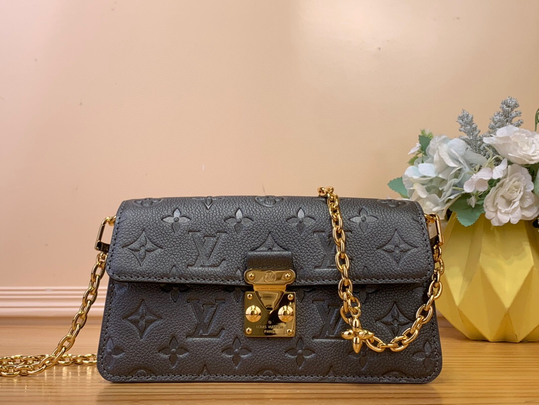 NO:620294,Top original order [Wallet On Chain Metis chain handbag] M82836 82671 Gunmetal color (embossed) Made of grained Monogram Emreinte Ys leather, embossed with the brand's Monogram pattern. Unique appearance, trapezoidal design, front flap fixed with S-lock, inherited from the classic Louis Vuitton suitcase. The detachable chain can be worn cross-body. Dimensions 22.0 x 15.0 x 5.5  cm6617085,,louis vuitton19860909顶级原单【Wallet On Chain Metis 链条手袋】M82836 82671 枪色（压花） 取材粒面 Monogram Emreinte Ys皮革,上面压印品牌 Monogram 图案.外观与众不同,梯形设计,前翻盖以 S-lock 锁扣固定,传承自经典的路易威登旅行箱.可拆卸链条可实现斜挎. 尺寸22.0 x 15.0 x 5.5 厘米6617085,,louis vuitton,Bag