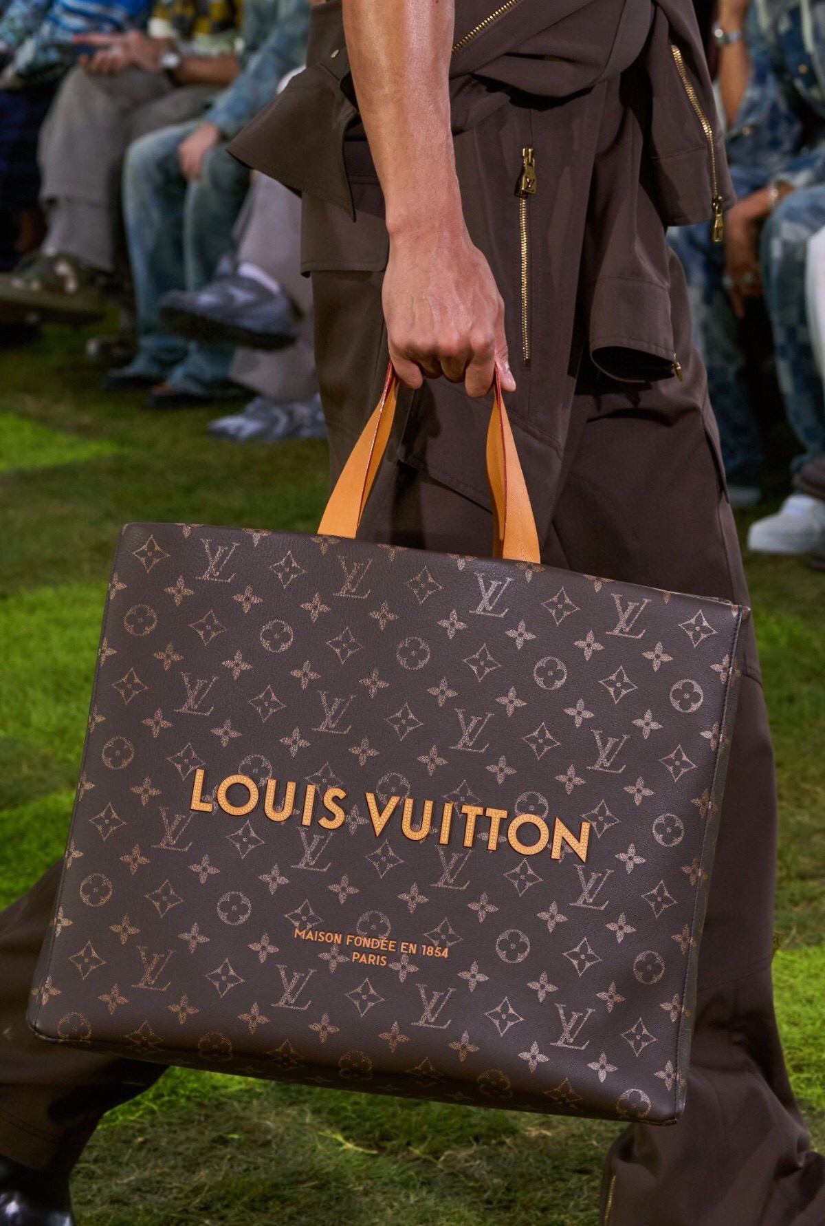 NO:552072,[Shoer Tote handbag] M13928 brown model picture,19860909【Shoer Tote手袋】 M13928咖啡色 模特图,,Bag