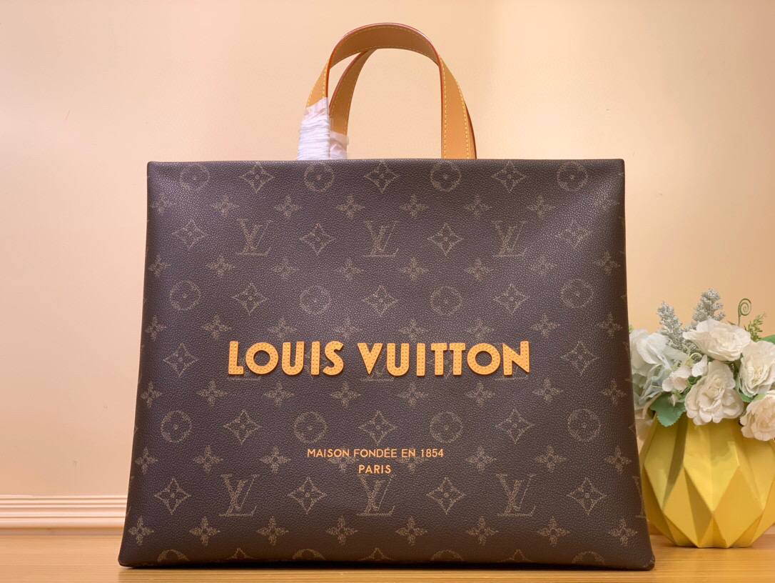 NO:552070,Top original item [Shoer Tote Handbag] M13928 Brown As part of the LVackaging Hr series, the Louis Vuitton shopping bag is reinterpreted as a large-capacity cow leather handbag with clever design, aiming to sublimate daily items into luxury items. The bag body presents the Louis Vuitton logo in contrasting colors, and the lining is designed in the same tone. The top handle is easy to carry, and the detachable shoulder strap provides flexible shoulder carrying options. Size 40 × 32 × 16 cm  6117068,,louis vuitton,louis vuitton,cowhide19860909顶级原单【Shoer Tote手袋】 M13928咖啡色 作为LVackaging Hr系列的一部分,以巧妙设计将路易威登购物袋重新演绎为一款大容量牛皮革手袋,旨在将日常物品升华为奢华单品.包身以对比色呈现路易威登标志,内衬则选用同色调设计.顶端手柄便于手提,而可拆卸肩带则提供了灵活肩背选择. 尺寸40 × 32 × 16 cm 6117068,,louis vuitton,louis vuitton,cowhide,Bag