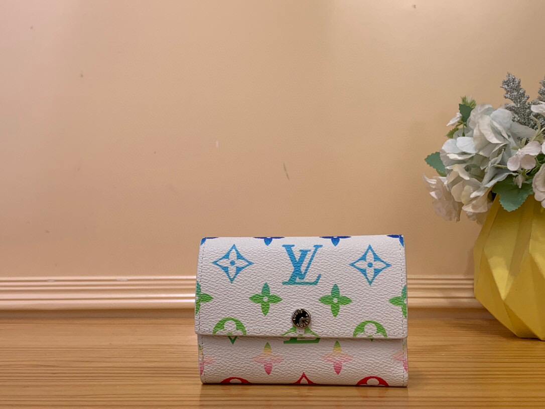 NO:620344,Top original item [Victor Wallet] M14122 White/Color Gradient This elegant Victor ms wallet is made of Monogram Eclise canvas and can hold change, business cards, banknotes and receipts. It is extremely practical. This wallet is equipped with a snap button design. When opened, it has a banknote pocket, five compartments for credit cards or transportation cards and a zippered change pocket. The Victor wallet is small in size and can be easily put into a pocket. Size 11.5 x 9 x 2.5 cm 2213035,19860909顶级原单【Victor 钱夹】M14122 白色/彩色渐变 這款優雅的Victor ms錢包以Monogram Eclise帆布製作,可放置零錢、名片、紙幣和票據,格外實用.這款錢包配以按扣設計,打開後有一個紙幣口袋、五個可放置信用卡或交通卡的夾層及一個拉鏈零錢口袋.Victor錢包尺寸小巧,可輕易放入口袋. 尺寸 11.5 x 9 x 2.5 厘米 2213035,,Bag