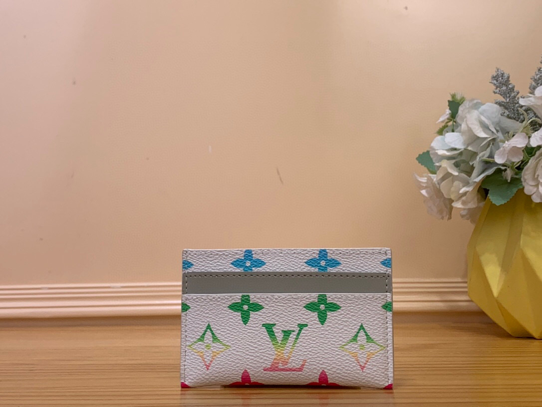 NO:620337,Top Original [Card Holder] M14355 White/Color Gradient This card holder made of new Monogram Eclise ms coated canvas material has a beautiful and fashionable style. It is compact and can be easily put into your pocket. It is equipped with a central pocket and four slots, which can store credit cards, plane and bus tickets, and business cards. Dimensions 11.0x 7.0x 0.6 cm (Length x Height x Width) 1512025,19860909顶级原单【卡夹】M14355 白色/彩色渐变 此款采用全新Monogram Eclise ms涂层帆布材质的卡片夹风格靓丽而时髦,体积小巧,可轻松收入口袋中.配有中央口袋与四个插槽,可存放信用卡、飞机与车船票以及名片. 尺寸11.0x 7.0x 0.6 cm (长x 高x 宽) 1512025,,Bag