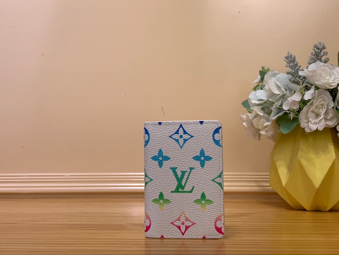 NO:620333,Top Original [Pocket Wallet] M13910 White/Color Gradient Pocket Universal Wallet This pocket universal wallet is made of Monogram Macassar ms canvas with grained leather. The classic canvas material and the soft leather in bright colors complement each other, injecting a modern flavor into a practical small wallet. The wallet is compact in size and can be stored in most pockets, and the carefully crafted inner compartment has multiple pockets and credit card slots to keep things organized. Size 8 x 11 x 1 cm 1712025,19860909顶级原单【口袋钱夹】 M13910 白色/彩色渐变 袋裝萬用錢包這款袋裝萬用錢包以Monogram Macassar ms帆布配搭粒面皮革製造,經典帆布物料與明亮色調的柔軟皮革互相映襯,為實用的小型錢包注入現代氣息.錢包尺寸小巧,可收於大部份口袋內,而精心打造的內層間隔設有多個口袋和信用卡夾層,保持物件井然有序. 尺寸 8 x 11 x 1 厘米 1712025,,Bag