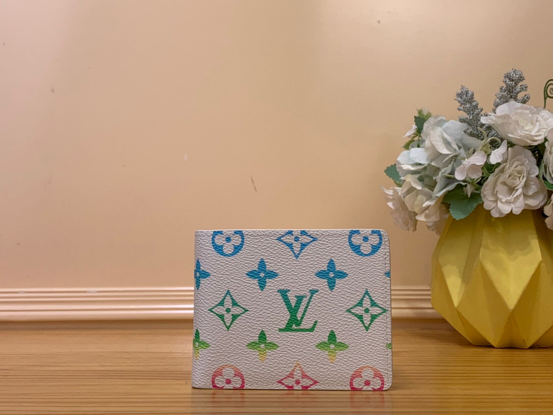 NO:620328,Top original item [MULTILE Wallet] M14354 white/color gradient Multile ms wallet is made of Monogram canvas and has multiple pockets for credit cards, banknotes, and invoices. Size 11.5 x 9 x 1.5 cm 1712025,,wallets19860909顶级原单【MULTILE 钱夹】M14354白色/彩色渐变 Multile ms钱包采用 Monogram 帆布制造,设有多个口袋,可供放置信用卡、纸币、发票. 尺寸11.5 x 9 x 1.5 厘米 1712025,,wallets,Bag