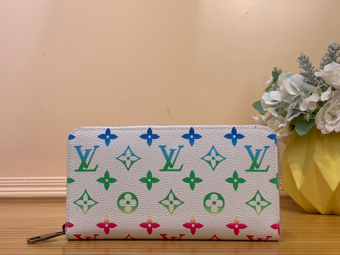 NO:620323,Top original item [Ziy zipper wallet] M13908 white/color gradient, made of cool canvas with soft leather lining. There are practical compartments and card slots in the ms to easily store credit cards, banknotes, receipts, etc. The folding opening design is more compact and can be carried around. Size 19.5×10.5×2.5cm 2713035,19860909顶级原单【Ziy 拉链钱夹】 M13908 白色/彩色渐变 采用炫酷帆布搭配柔软皮革內里,ms内有实用隔层和卡槽可轻松收纳信用卡、纸钞、收据等.折叠开合设计更小巧玲珑可随身携带. 尺寸19.5×10.5×2.5cm 2713035,,Bag