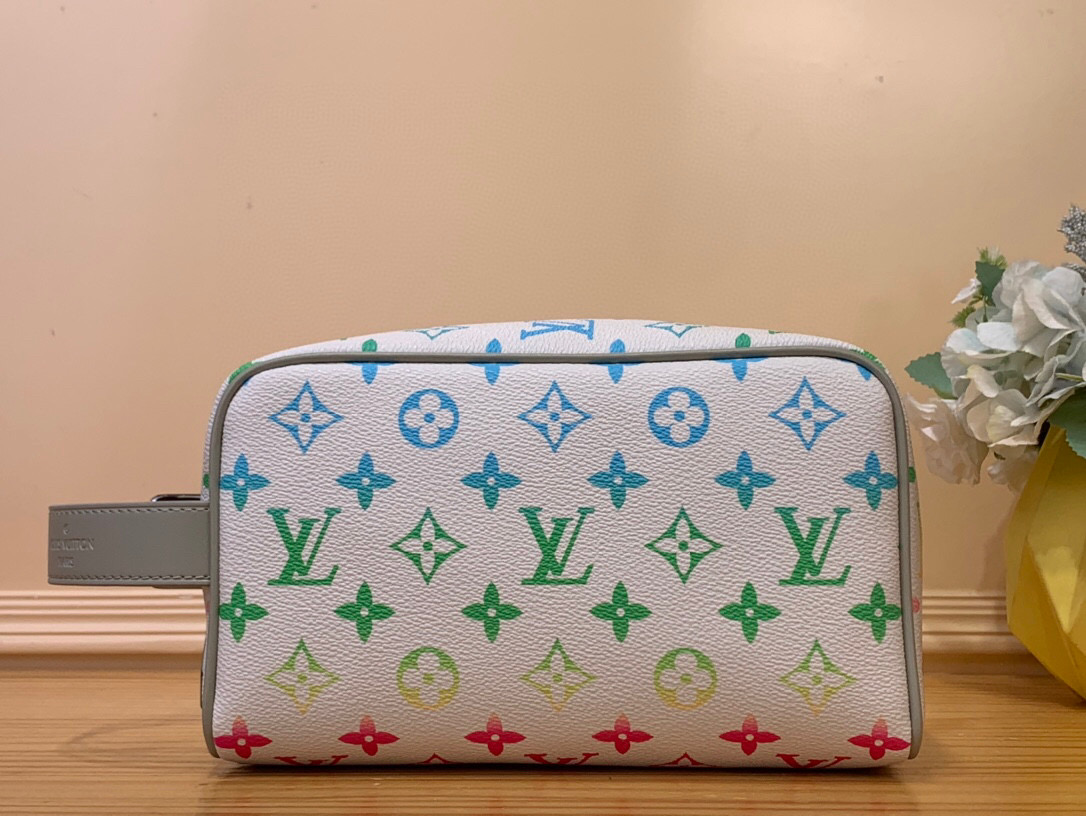 NO:620317,Top original order [Locker Do Kit toiletry bag] M83113 14034 white/color gradient This Locker Do Kit ms toiletry bag is made of Monogram canvas, integrating contemporary trends and elegant style. The compact structure contains ample space to easily store daily needs. The washable lining combined with adjustable side handles allows for a convenient travel experience. Size 23×13×12cm3614045,19860909顶级原单【Locker Do Kit 盥洗化妆袋】 M83113 14034白色/彩色渐变 本款 Locker Do Kit ms盥洗袋取材 Monogram 帆布,融汇当代潮流和典雅格调.紧凑构型内含充裕空间,轻松收纳日常所需.可水洗内衬结合可调节侧手柄,实现便捷随行体验. 尺寸23×13×12cm3614045,,Bag