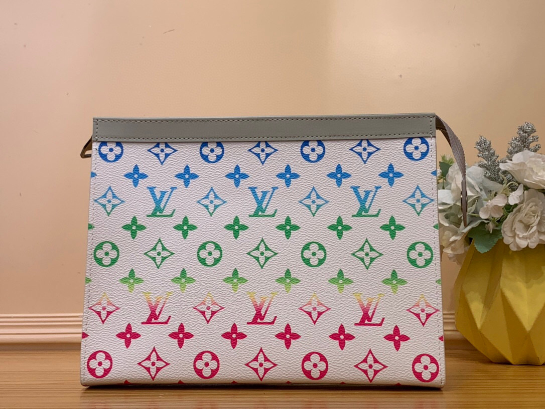 NO:620311,Top original order [ochette Voyage medium clutch bag] M61692 13907 white/color gradient. This model is small and fashionable. It has multiple functions. ms can be placed in the bag as a travel bag or held in the hand to show fashion style. The spacious interior space of the bag and the support plate design make it easy to access personal essentials. Size 26×20×5cm 2813035,,handbag19860909顶级原单【ochette Voyage中号手拿包】M61692 13907 白色/彩色渐变 此款小巧而时髦 功能多样,ms既可作为旅行袋放于包中,亦可持于手中,展现时尚风格.宽敞的包内空间加上撑板设计,方便取用私人必备品 尺寸 26×20×5cm 2813035,,handbag,Bag