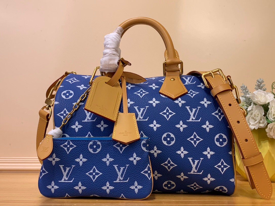 NO:620399,Top original order [Seedy 9 Bandoulière 30 handbag] m14077 green m14067 red m13914 pink m13904 black m14064 light green Seedy 9 Bandoulière  The 30 bag is made of ultra-soft calfskin with Monogram print and is perfectly compact in size yet roomy enough to carry your daily essentials. Meticulous details such as the traditional side locks or the premium lambskin lining are a testament to the craftsmanship of this bag. In addition to the top handle, there is a removable strap. Dimensions 32 x 22.5 x 18 cm 125121350,,cowhide,sheepskin19860909顶级原单【Seedy 9 Bandoulière 30 手袋】m14077 绿色 m14067 红色 m13914 粉色 m13904 黑色 m14064 淡绿色 Seedy 9 Bandoulière 30包由超柔软的小牛皮制成,带有Monogram印花,尺寸完美紧凑但足够宽敞,可以装下日常必需品.细致的细节,如传统侧锁或优质小羊皮衬里,证明了这款包的精湛工艺.除了顶部手柄外,还有一条可拆卸的带子. 尺寸32 x 22.5 x 18厘米 125121350,,cowhide,sheepskin,Bag