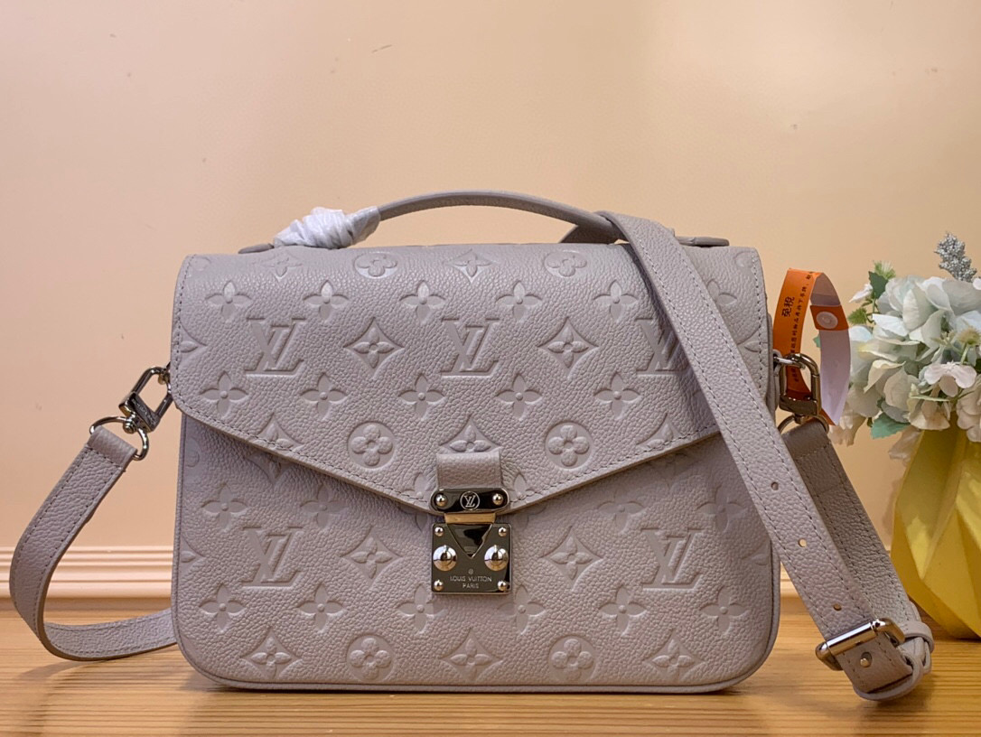 NO:620895,Top original item [ochette Métis handbags] m13481 light gray blue / embossed This seasonal version of the ochette Métis ys is designed in a versatile color palette and is perfect for day and night style. It is made from signature Monogram Emreinte leather and features silver hardware, including House's signature S-lock and removable chain. The organized interior offers three compartments with a central zippered pocket, plus another compartment on the outside. Size 25 x  19 x 7 cm 7518085,19860909顶级原单【ochette Métis 手袋】 m13481 浅灰蓝色/压花 这款季节性版的ochette Métis ys采用多功能调色板设计,是完美的日夜风格.它由标志性的Monogram Emreinte皮革制成,并带有银色五金件,包括House标志性的S型锁和可拆卸的链条.井然有序的内部提供三个带中央拉链口袋的隔间,外加另一个放在外面的隔间. 尺寸25 x 19 x 7厘米 7518085,,Bag