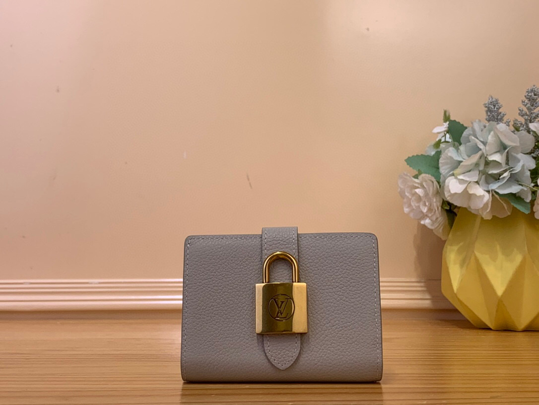 NO:620365,Top original order [ortfoille Locky wallet] 12148 brown M12408 black m13616 light gray blue This model not only expresses minimalist design, but also praises Maison’s new work 'ortfoille Lowy·Comact' of traditional craftsmanship.  Ms is lined in smooth calfskin with luxurious cowhide and decorated with an antique fine gold padlock (lock). In addition to multiple pockets for change and banknotes, the interior with 3 card slots is also very attractive. Dimensions 11 x 8.5 x 2 cm 3214045,,tom ford,cowhide19860909顶级原单【ortfoille Locky 钱夹】12148 棕色 M12408黑色 m13616 浅灰蓝色 本款在表现极简主义设计的同时,赞美Maison传统工艺的新作“ortfoilleLowy·Comact”. Ms在光滑的小牛皮上用奢华的牛皮加了衬里,装饰了古色古香的精致金色挂锁（锁）.除了零钱和纸币用的多个口袋外,还有3个卡槽的内部装修也很有魅力. 尺寸 11 x 8.5 x 2厘米 3214045,,tom ford,cowhide,Bag