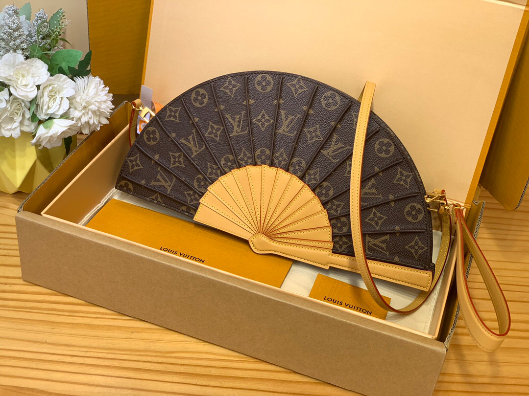 NO:551089,All steel duty-free [LV FAN handbag] m14804 LV Fan handbag is made of Monogram Gx canvas and appears on the spring and summer show with a unique design, making it a collector's choice. The leather is embellished with Monogram floral details and can be carried by hand or on the shoulder. Size 19 x 6 x 37 cm. 981991150, louis vuitton19860909全钢免税【LV FAN 手袋】 m14804 LV Fan 手袋取材 Monogram Gx帆布,以别致设计亮相 春夏秀场,成就收藏家之选.皮革之上点缀 Monogram 花卉细节,手提或肩背皆宜. 尺寸19 x 6 x 37 厘米.981991150,,louis vuitton,Bag