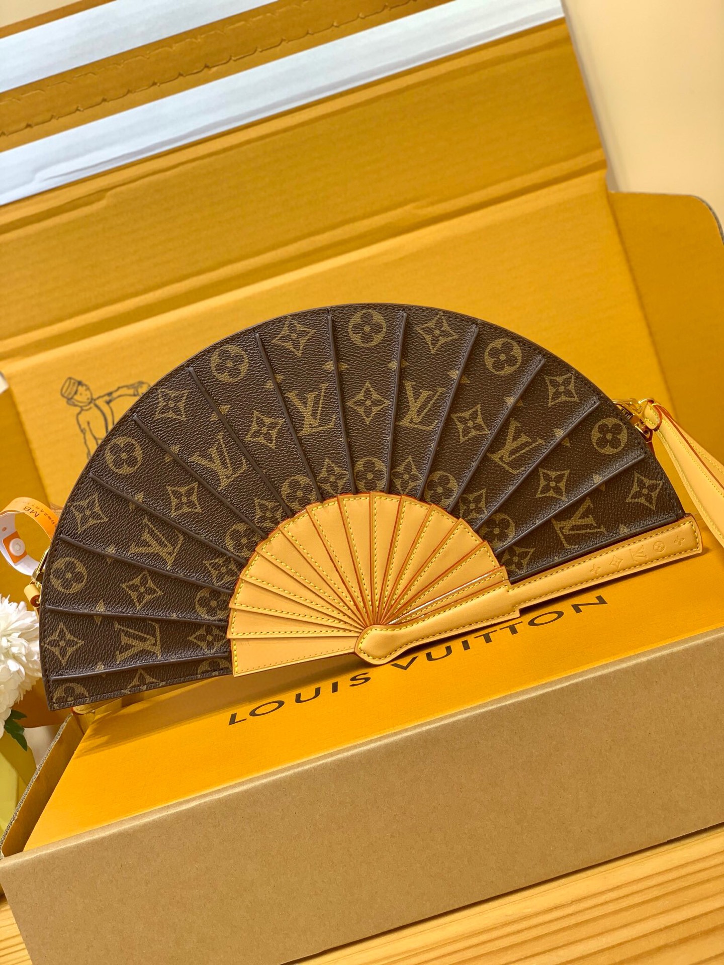 NO:551092,All-steel duty-free [LV FAN handbag] m14804 LV Fan handbag is made of Monogram canvas and appears on the spring and summer show with a unique design, making it a collector's choice. The leather is embellished with Monogram floral details and can be carried by hand or on the shoulder. Size 19 x 6 x 37 cm, Louis Vuitton19860909全钢免税【LV FAN 手袋】 m14804 LV Fan 手袋取材 Monogram 帆布,以别致设计亮相 春夏秀场,成就收藏家之选.皮革之上点缀 Monogram 花卉细节,手提或肩背皆宜. 尺寸19 x 6 x 37 厘米,,louis vuitton,Bag