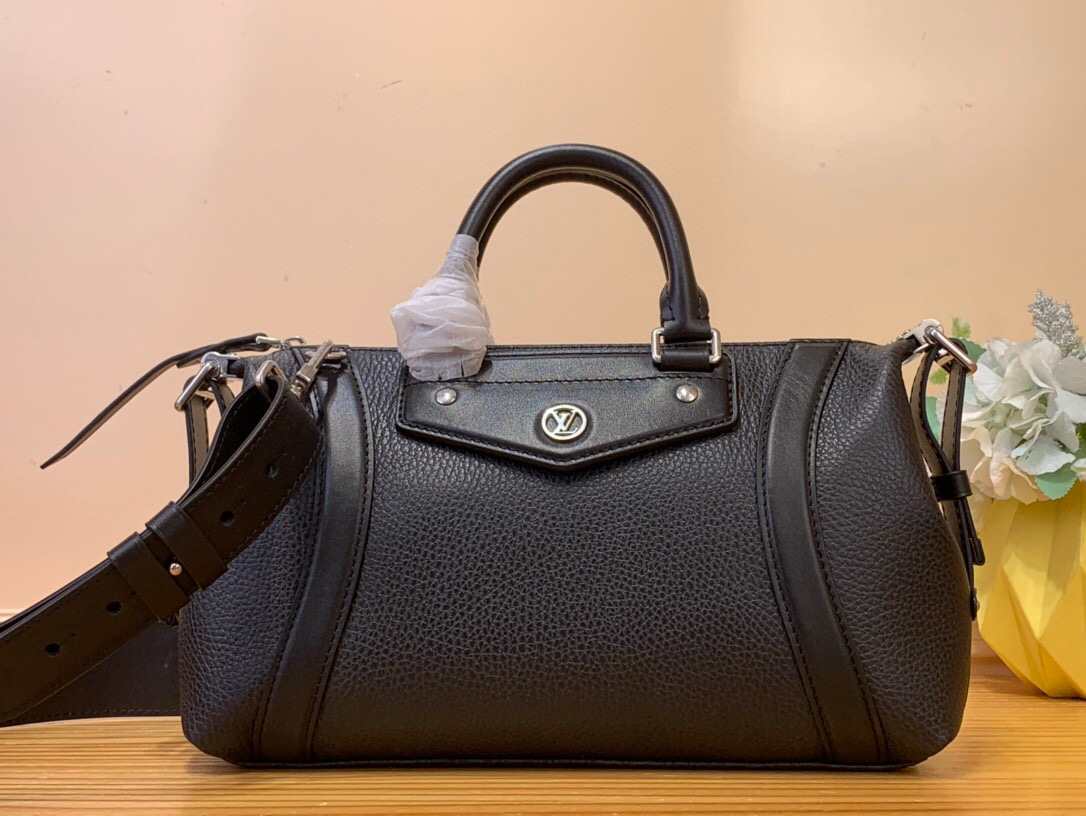 NO:551688,The top original item [LV Biker small handbag] M14514 black made an eye-catching appearance at the Ys spring and summer show. It uses pixel-effect sheep leather to show the inspiration of the classic motorcycle jacket, and then uses shiny metal parts and contrasting leather trims to highlight the exquisite details. The side straps can stretch or tighten the silhouette, and the inner pocket ensures the safe storage of valuables. The comfortable leather shoulder strap is easy to carry on the shoulder or crossbody. Size 30x12x12 cm  9219995,,louis vuitton,jackets & coats,sheepskin19860909顶级原单【LV Biker小号手袋】M14514 黑色  瞩目亮相 Ys春夏秀场,以像素效果羊皮革彰显经典机车夹克的灵感启发,再借莹润金属件和撞色皮革饰边点亮考究细节.侧带可舒展或收束廓形,内袋确保贵重物品的稳妥收纳,舒适皮革肩带方便肩背或斜挎. 尺寸30x12x12厘米 9219995,,louis vuitton,jackets & coats,sheepskin,Bag