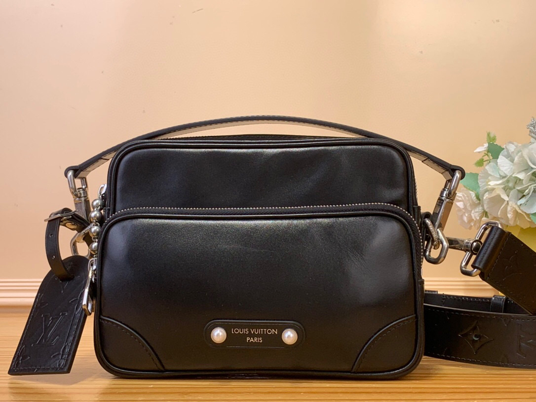 NO:621170,Top original order [NIL handbag] m13987 black leather This Nil Jm handbag shines with the elegant luster of cow leather, and uses beaded rivets to fix the Louis Vuitton Paris patch on the front. The side lock buckle highlights the urban style, and the main compartment zipper pull is decorated with LV letters. Size 17.5 x 11 x 25 cm 8019085,, louis vuitton, louis  vuitton,cowhide19860909顶级原单【NIL 手袋】 m13987 黑皮 本款 Nil Jm手袋闪耀牛皮革的优雅莹泽,再借珠饰铆钉将路易威登巴黎贴饰固定于正面.侧面锁扣彰显都市型格,主隔层拉链头点缀 LV 字母装饰. 尺寸17.5 x 11 x 25 厘米 8019085,,louis vuitton,louis vuitton,cowhide,Bag