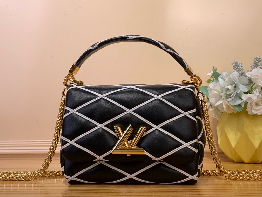 NO:620453,Top Original [GO-14 M] m14849 Black/White Stripes This sophisticated GO-14 M St version will make a timeless and bold choice for evening looks. It is made from House's signature Malletage leather and designed in a monochrome palette, decorated with smooth gold hardware, including the signature LV Twist lock. Carry it by hand or chain it to wear it over the shoulder or cross-body. Dimensions 20 x 14 x 9 cm  8519095,,louis vuitton19860909顶级原单【GO-14 M】 m14849 黑色/ 白色条纹 这个精致的GO-14 M St版本将为晚间造型做出永恒而大胆的选择.它由House标志性的Malletage皮革制成,采用单色调色板设计,饰有光滑的金色五金件,包括标志性的LV Twist锁.用手携带或系上链子,将其肩背或斜挎. 尺寸20 x 14 x 9厘米 8519095,,louis vuitton,Bag