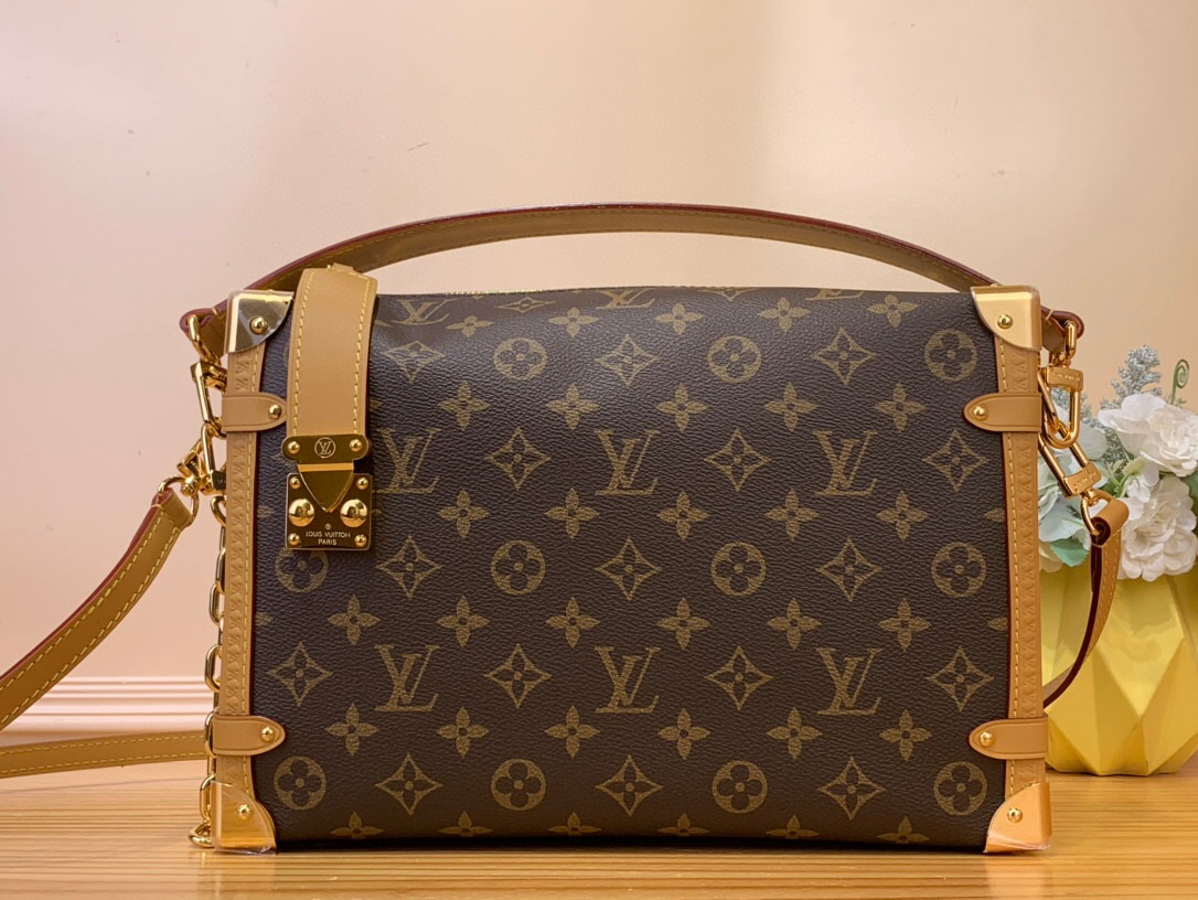 NO:620422,Top original order [SIDE TRUNK Large Handbag] m14513 This Side Trunk Js large handbag is made of Monogram canvas with contrasting leather trim, with bright metal parts and a new extended chain. It has an eye-catching design to store daily necessities. The S-lock buckle and hard box style corners add to the brand style. Dimensions 20 x 10 x 30 cm 6618075,19860909顶级原单【SIDE TRUNK 大号手袋】 m14513 本款 Side Trunk Js大号手袋为 Monogram 帆布勾勒撞色皮革饰边,搭配莹亮金属件和崭新加长链条,以瞩目设计存放日常所需.S-lock 锁扣和硬箱风格包角再添品牌格调. 尺寸20 x 10 x 30 厘米 6618075,,Bag