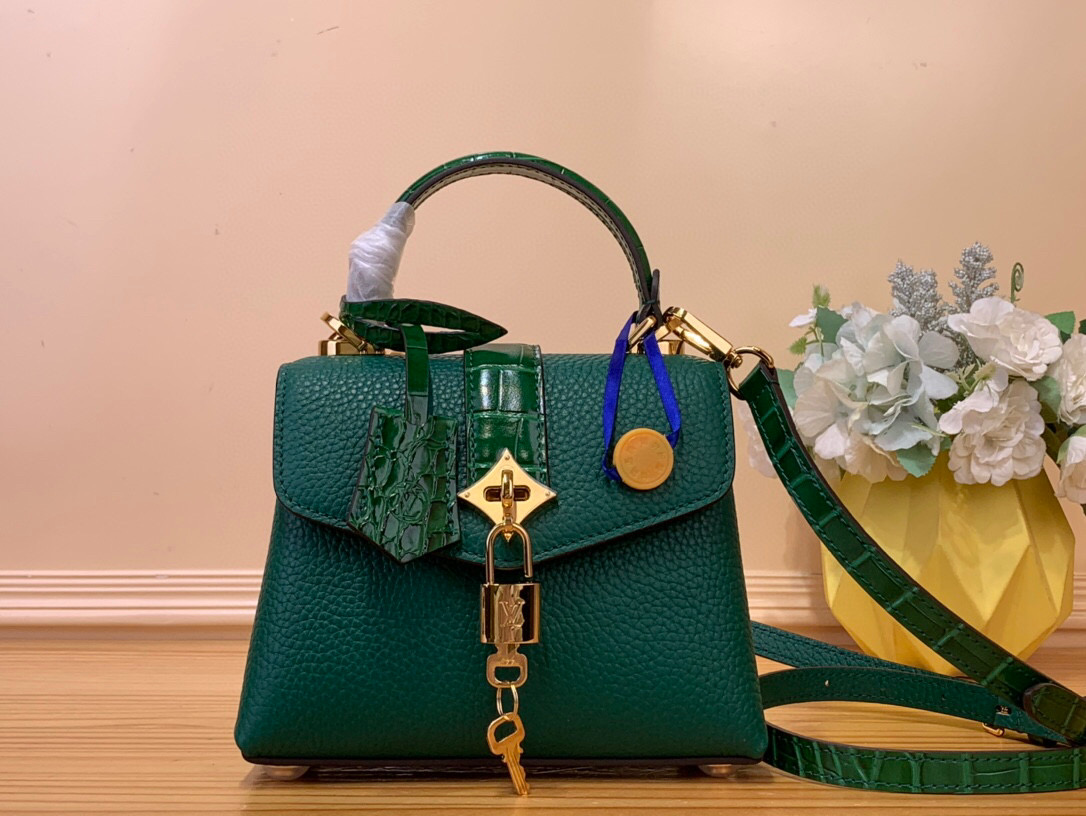 NO:620737,Top original order [ROSE DES VENTS mini handbag] N84713 N84714 green (cowhide with crocodile pattern) This mini handbag is made of crocodile pattern leather, with the right size to suit day and night occasions. Monogram metallic flowers are embellished on the upper edge of the bag, complementing the elegant metal parts. The detachable shoulder strap provides a variety of carrying options. Size 19*15*9 cm 115121250,,cowhide19860909顶级原单【ROSE DES VENTS mini 手袋】N84713 N84714 绿色（牛皮拼鳄鱼纹） 本款mini手袋采用鳄鱼纹皮革,以恰宜尺寸游刃昼夜场合. Monogram 金属质感花卉点缀包身上缘,与雅致金属件相得益彰.可拆卸肩带提供多种背携选择 尺寸19*15*9 厘米 115121250,,cowhide,Bag