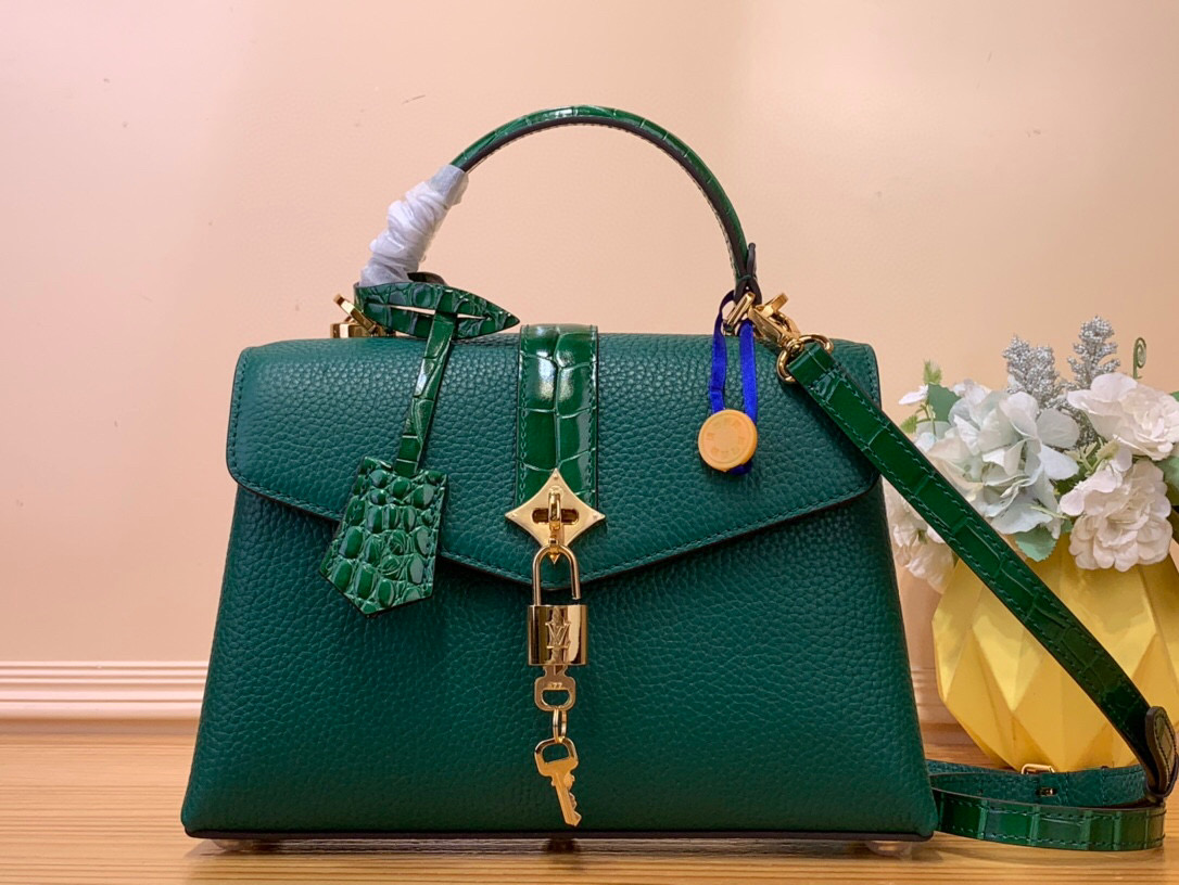 NO:620731,Top original order [ROSE DES VENTS handbag] N84713 N84714 green (cowhide with crocodile pattern) This handbag is made of crocodile pattern leather, with the right size to suit day and night occasions. Monogram metallic flowers embellish the upper edge of the bag, complementing the elegant metal parts. The detachable shoulder strap provides a variety of carrying options. Size 27*18*9 cm 130121450,,cowhide19860909顶级原单【ROSE DES VENTS 手袋】N84713 N84714 绿色（牛皮拼鳄鱼纹） 本款手袋采用鳄鱼纹皮革,以恰宜尺寸游刃昼夜场合. Monogram 金属质感花卉点缀包身上缘,与雅致金属件相得益彰.可拆卸肩带提供多种背携选择 尺寸27*18*9 厘米 130121450,,cowhide,Bag