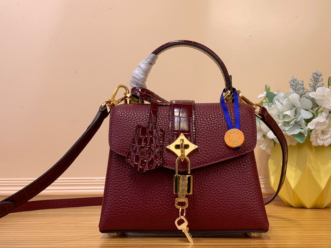 NO:620725,Top original order [ROSE DES VENTS mini handbag] N84713 N84714 burgundy (cow leather with crocodile pattern) This mini handbag is made of crocodile pattern leather, with the right size for day and night occasions. Monogram metallic flowers are embellished on the upper edge of the bag, complementing the elegant metal parts. The detachable shoulder strap provides a variety of carrying options. Size 19*15*9 cm 115121250,,cowhide19860909顶级原单【ROSE DES VENTS mini 手袋】N84713 N84714 酒红色（牛皮拼鳄鱼纹） 本款mini手袋采用鳄鱼纹皮革,以恰宜尺寸游刃昼夜场合. Monogram 金属质感花卉点缀包身上缘,与雅致金属件相得益彰.可拆卸肩带提供多种背携选择 尺寸19*15*9 厘米 115121250,,cowhide,Bag