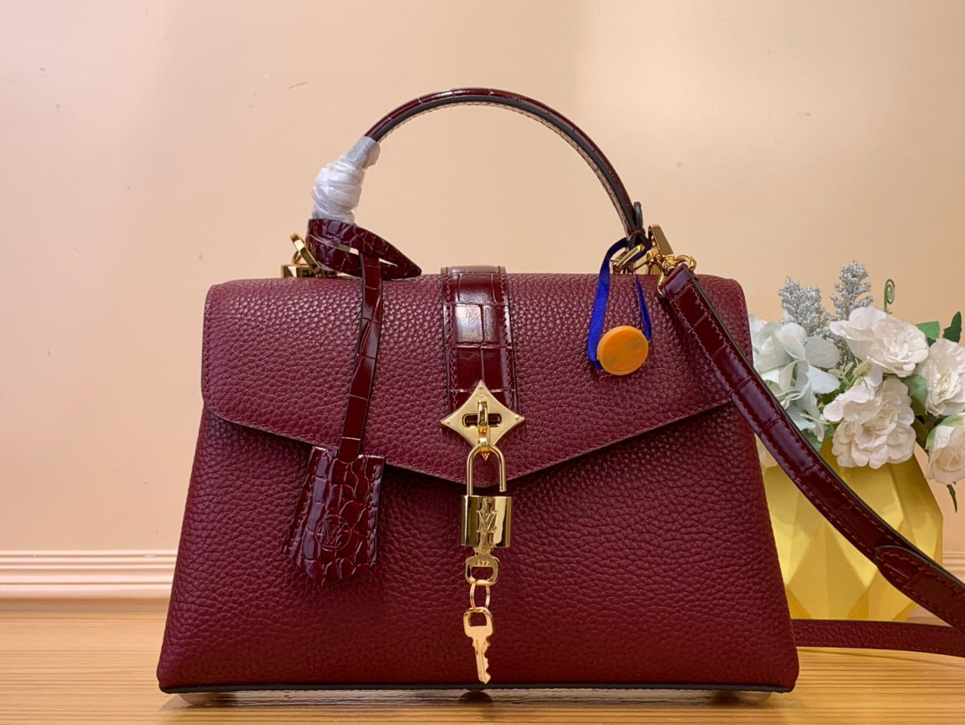NO:620657,Top original order [ROSE DES VENTS handbag] N84713 N84714 burgundy (cow leather with crocodile pattern) This handbag is made of crocodile pattern leather and is suitable for day and night occasions in a suitable size. Monogram metallic flowers are embellished on the upper edge of the bag, complementing the elegant metal parts. The detachable shoulder strap provides a variety of carrying options. Size 27*18*9 cm 130121450,,cowhide19860909顶级原单【ROSE DES VENTS 手袋】N84713 N84714 酒红色（牛皮拼鳄鱼纹） 本款手袋采用鳄鱼纹皮革,以恰宜尺寸游刃昼夜场合. Monogram 金属质感花卉点缀包身上缘,与雅致金属件相得益彰.可拆卸肩带提供多种背携选择 尺寸27*18*9 厘米 130121450,,cowhide,Bag