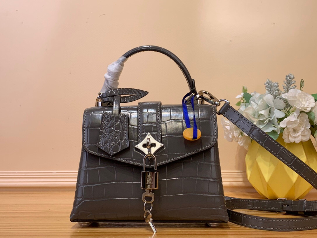NO:620627,Top original order [ROSE DES VENTS mini handbag] N84713 N84714 Gray (crocodile pattern) This mini handbag is made of crocodile pattern leather, with the right size for day and night occasions. Monogram metallic flowers are embellished on the upper edge of the bag, complementing the elegant metal parts. The detachable shoulder strap provides a variety of carrying options. Size 19*15*9 cm 120121450,19860909顶级原单【ROSE DES VENTS mini 手袋】N84713 N84714 灰色（鳄鱼纹） 本款mini手袋采用鳄鱼纹皮革,以恰宜尺寸游刃昼夜场合. Monogram 金属质感花卉点缀包身上缘,与雅致金属件相得益彰.可拆卸肩带提供多种背携选择 尺寸19*15*9 厘米 120121450,,Bag