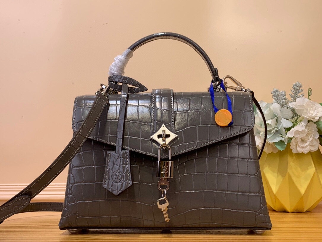 NO:620623,Top original order [ROSE DES VENTS handbag] N84713 N84714 gray (crocodile pattern) This handbag is made of crocodile pattern leather, with the right size to suit day and night occasions. Monogram metallic flowers are embellished on the upper edge of the bag, complementing the elegant metal parts. The detachable shoulder strap provides a variety of carrying options. Size 27*18*9 cm 130121450,19860909顶级原单【ROSE DES VENTS 手袋】N84713 N84714 灰色（鳄鱼纹） 本款手袋采用鳄鱼纹皮革,以恰宜尺寸游刃昼夜场合. Monogram 金属质感花卉点缀包身上缘,与雅致金属件相得益彰.可拆卸肩带提供多种背携选择 尺寸27*18*9 厘米 130121450,,Bag
