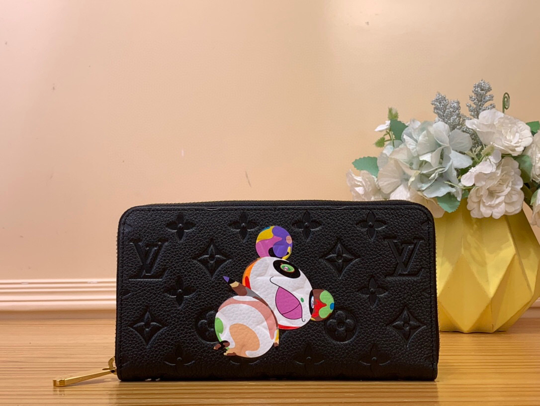 NO:620424,Top original item [LV × TM ziy zipper wallet] m14160 black/Takashi Murakami The panda character drawn in the 'super flat' style that symbolizes the world-famous artist Takashi Murakami exudes a playful statement 'LV × TM  ZiyLd Wallet'. The clever horizontal silhouette is finished in fine Monogram Amplant leather and decorated with gold zippers. There are multiple large compartments on the inside to organize banknotes and receipts, as well as a zippered coin pocket and 12 card slots. Dimensions 19.5 x 10.5 x 2.5 cm 2913035, louis vuitton, wallets19860909顶级原单【LV × TM ziy 拉链钱夹】 m14160 黑色/村上隆 以象征世界著名艺术家村上隆的“超级扁平”风格描绘的熊猫角色散发着充满玩心的声明的“LV × TM ZiyLd钱包”.巧妙的横长轮廓用精致的Monogram·安普兰特皮革完成,装饰了金色的拉链.内侧有多个大隔间,可以整理纸币和收据,还有带拉链的硬币口袋和12个卡槽. 尺寸19.5 x 10.5 x 2.5厘米2913035,,louis vuitton,wallets,Bag