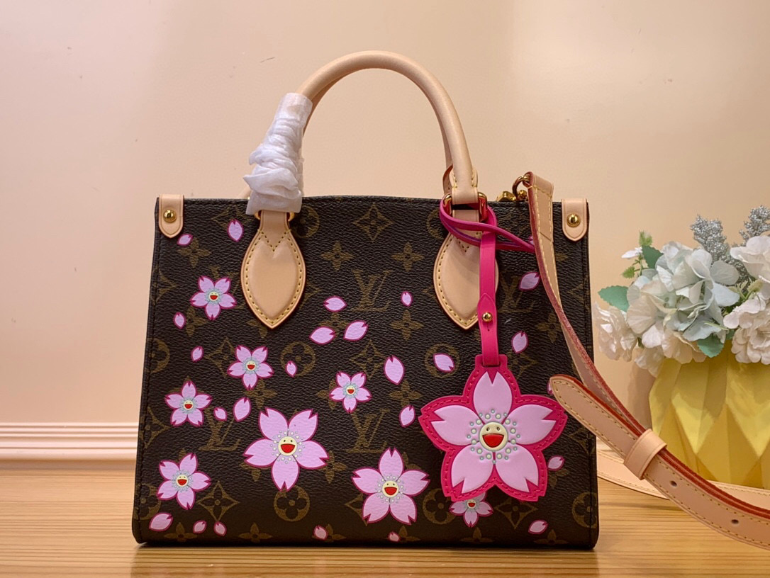 NO:621015,Top original order [OnTheGo small handbag] m13269 Sakura/Takashi Murakami This small OnTheGo jh handbag is from the Louis Vuitton x Takashi Murakami replica series, renovating the classic design with bright Cherry Blossom patterns. Monogram coated canvas highlights the floral pattern that symbolizes rebirth, cowhide trim and dazzling metal parts highlight the elegant style, and the removable Cherry Blossom decoration blooms with smart new ideas. Size 19 x  11.5 x 25 cm 5516065,,louis vuitton,cowhide19860909顶级原单【OnTheGo 小号手袋】 m13269 樱花/村上隆 本款 OnTheGo jh小号手袋出自路易威登 x 村上隆复刻系列,以明丽 Cherry Blossom 图案焕新经典设计.Monogram 涂层帆布烘托象征新生的花卉图案,牛皮革饰边和耀目金属件彰显考究格调,可拆卸 Cherry Blossom 装饰绽放灵动新意. 尺寸19 x 11.5 x 25 厘米 5516065,,louis vuitton,cowhide,Bag