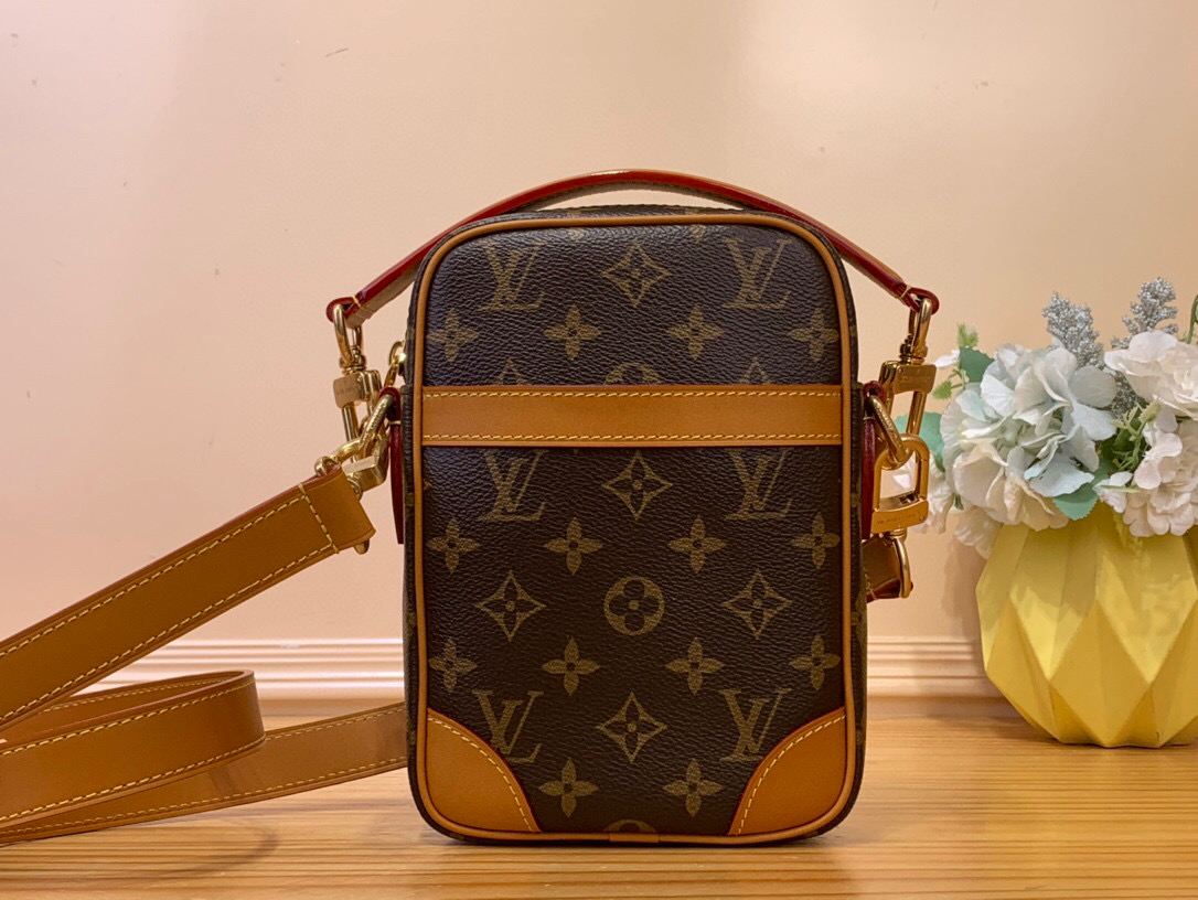 NO:551581,Top original item [DANUBE handbag] m14106 yellow leather M14013 Danube Jm crossbody bag is made of cow leather, reminiscent of the styles launched by Louis Vuitton in the 1980s. The slightly faded Monogram print brings the look of Monogram canvas. In addition to the zippered main compartment, there is also a practical flap pocket on the front. The detachable metal tag is printed with Louis Vuitton. Size 21 x 6  x 16 cm 4315055,,louis vuitton,satchels,crossbody bags,cowhide19860909顶级原单【DANUBE 手袋】 m14106 黄皮 M14013 Danube Jm斜挎包采用牛皮革构型,让人联想起路易威登在 20 世纪 80 年代推出的款式,略微褪色的 Monogram 印花则带来 Monogram 帆布的观感.除拉链主隔层外,正面还有一个实用的翻盖口袋.可拆卸金属标签上印有路易威登字样. 尺寸21 x 6 x 16 厘米 4315055,,louis vuitton,satchels,crossbody bags,cowhide,Bag