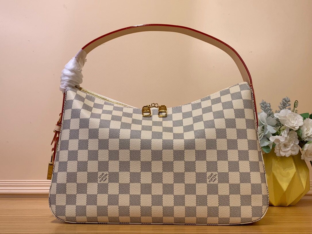 NO:620455,Top original item [Slouchy M Handbag] N00116 White Check/Pink Part of the Damier Azur Xh collection, this version of the Slouchy M is inspired by the elegant lifestyle of the French Riviera. The unique pattern was created using a gravure printing process and complemented by glossy gold hardware. Signature details include a natural leather nameplate that includes a padlock symbolizing the heritage and craftsmanship of the house. Dimensions 33 x 22 x 9 cm 5215055,19860909顶级原单【Slouchy M手袋】 N00116 白格/粉色 作为Damier Azur Xh系列的一部分,这个版本的Slouchy M的灵感来自法国里维埃拉的优雅生活方式.独特的图案是使用凹版印刷工艺创建的,并辅以光滑的金色硬件.签名细节包括天然皮革名牌,其中包括一个象征着房子遗产和工艺的挂锁. 尺寸33 x 22 x 9厘米 5215055,,Bag