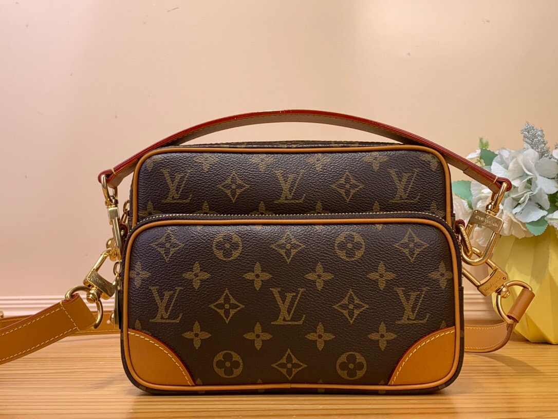 NO:551589,Top original order [NIL messenger bag] m14016 yellow leather Nil handbag is fashionable and compact, belonging to the Monogram Archive series. The body is made of Monogram Jm coated canvas and decorated with cow leather trim. The handbag combines retro details with modern elegance. The corners are reinforced and equipped with harrell Williams' newly launched pearl zippers. The detachable handle and strap are flexible and portable. Dimensions 17.5 x 11 x 25 cm  5016058.,,cowhide19860909顶级原单【NIL 邮差包】 m14016 黄皮 Nil 手袋时尚小巧,属于 Monogram Archive 系列,以 Monogram Jm涂层帆布制作包身,并饰以牛皮革镶边.手袋融合复古细节与现代雅致格调,包角经过加固,并搭配 harrell Williams 新近推出的珍珠拉链.可拆卸手柄与背带灵活便携. 尺寸17.5 x 11 x 25 厘米 5016058.,,cowhide,Bag