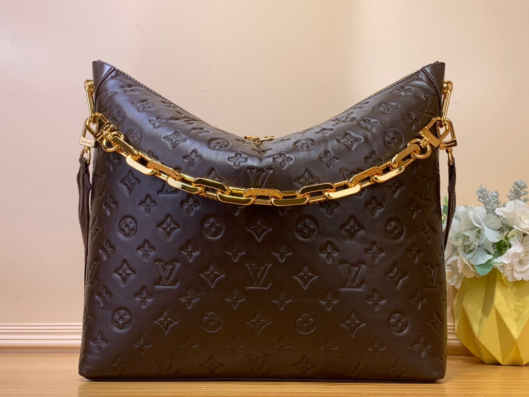 NO:552396,Top original list 【Coussin Hobo MM handbag】m12072 fuchsin m12071 taupe m12068 black burgundy As a statement from the Coussin GxYs series, this new Hobo model strikes a balance between fashion and functionality. Showcases the iconic design details of the collection, which is made of smooth padded leather with a combination of letters from the house and has an iconic thick chain dotted with gold hardware. Large removable textile straps offer a variety of wear options. This versatile product also includes a removable zipper bag that can be sized to store laptops. Size 38 x 33 x 10 cm 931981000,19860909顶级原单【Coussin Hobo MM手袋】m12072 紫红色 m12071 灰褐色 m12068 黑色 酒红色 作为Coussin GxYs系列的声明补充,这款新的Hobo模型在时尚和功能之间取得了平衡.展示了该系列的标志性设计细节,它由光滑的衬垫皮革制成,上面压有房子的字母组合,并有一个标志性的厚实的链条,点缀着金色的五金.大型可拆卸纺织带提供多种穿着选择.这款多功能产品还包括一个可拆卸的拉链袋,尺寸可以存放笔记本电脑. 尺寸38 x 33 x 10厘米 931981000,,Bag