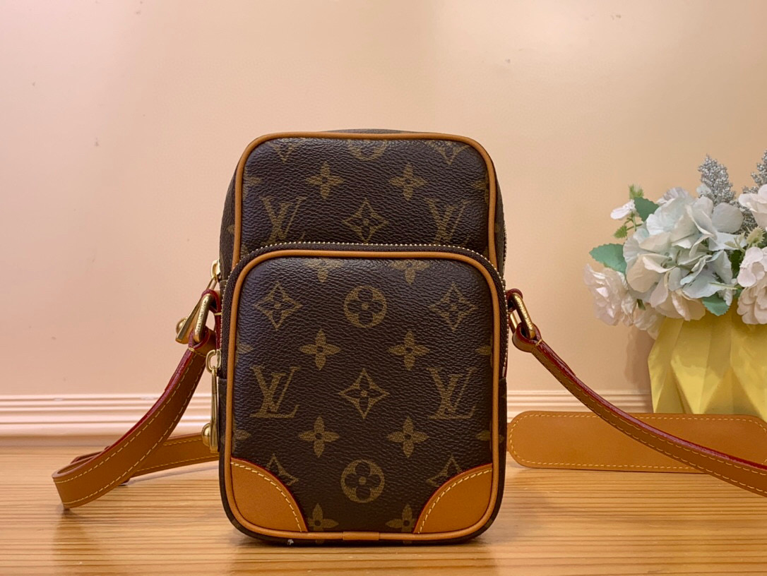 NO:551584,Top original item [AMAZONE handbag] m14014 yellow leather. The stylish Amazone Jm crossbody bag is made of Monogram canvas, and the corners, trim and detachable strap are made of distressed leather. harrell Williams drew inspiration from the design of the 1980s to create a compact handbag that combines retro charm with sophisticated modernity. The zipper pull is decorated with pearls, and the adjustable shoulder strap ensures portability and comfort. Size 20 x 8 x  13.5 cm 5016065, satchels, crossbody bags19860909顶级原单【AMAZONE 手袋】 m14014 黄皮 时尚的 Amazone Jm斜挎包取材 Monogram 帆布,包角、镶边和可拆卸背带均采用做旧皮革.harrell Williams 从 20 世纪 80 年代的设计中汲取灵感,创造出一款融合复古魅力与精致现代感的小巧手袋.拉链头饰有珍珠,可调节肩带确保便携舒适. 尺寸20 x 8 x 13.5 厘米 5016065,,satchels,crossbody bags,Bag