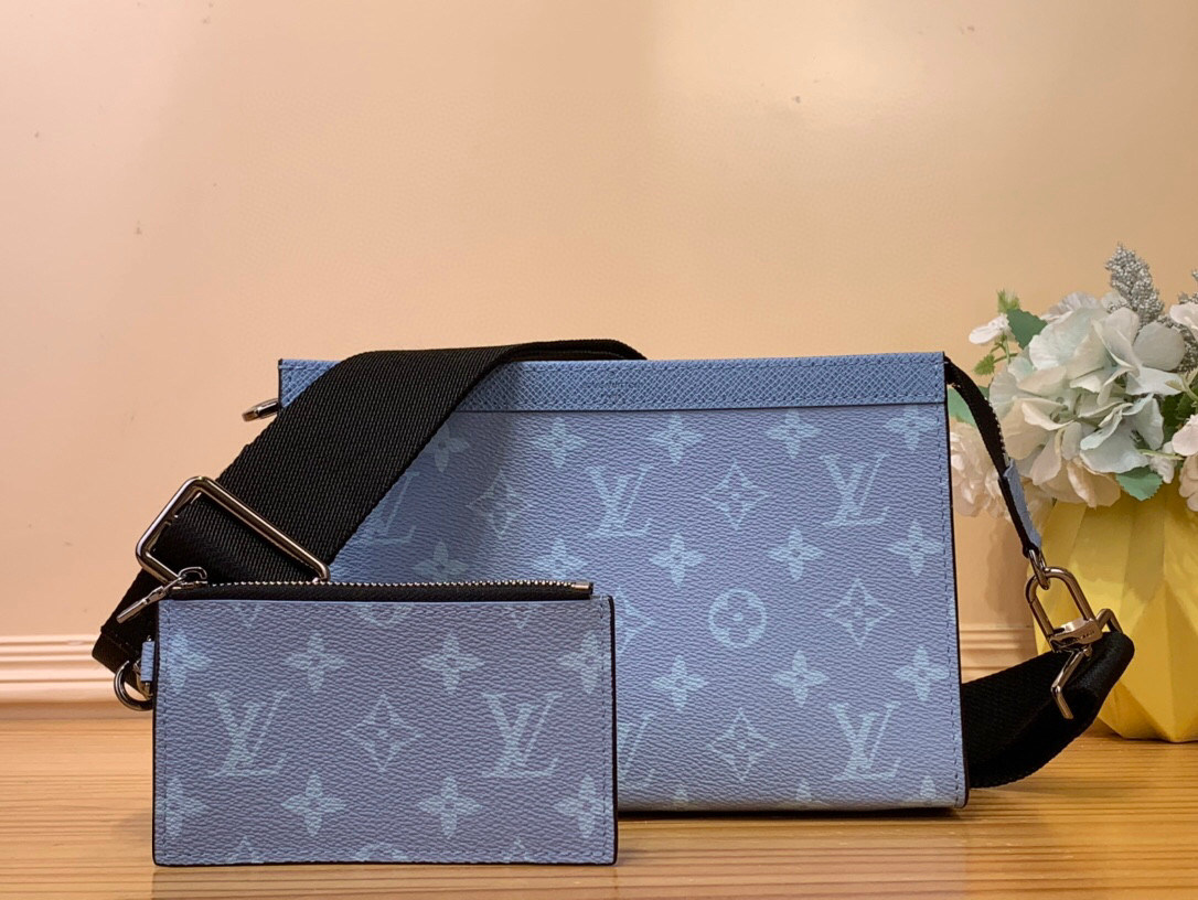 NO:551270,Top original order [GASTON WEARABLE WALLET handbag] m14114 'Gaston Wearable Wallet' in light blue Monogram Ld canvas and taiga leather in the same color, reminiscent of the summer palette. Equipped with a detachable & adjustable textile strap, this extremely practical small bag comes with a detachable card holder for cashless payments. With black textile lining. Dimensions 22 x 14.5 x 4.5 cm  4015055,,wallets19860909顶级原单【GASTON WEARABLE WALLET 手袋】m14114 浅蓝色 Monogram Ld帆布和同系颜色的泰加皮革让人联想到夏天的调色板的“Gaston可穿戴钱包”.配有可拆卸&可调节的纺织带的这款无比实用的小包,配有无现金支付用的可拆卸卡夹.带有黑色纺织衬里. 尺寸22 x 14.5 x 4.5厘米 4015055,,wallets,Bag