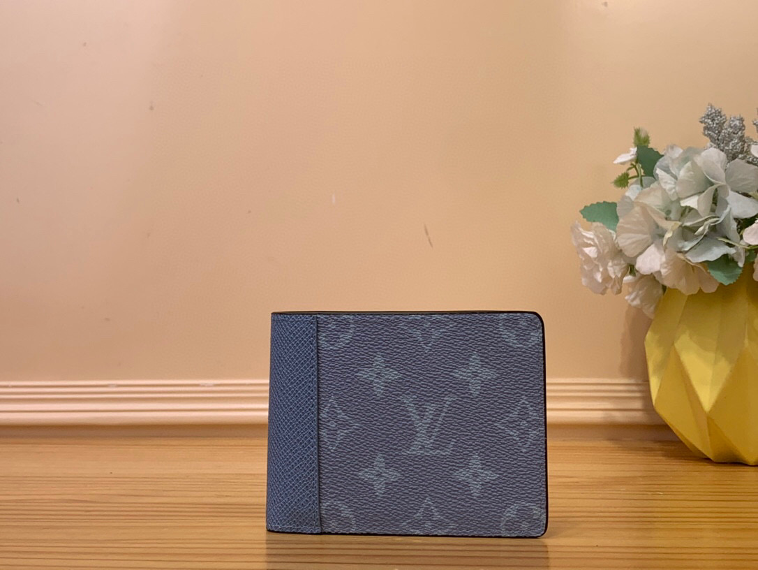 NO:551276,Top Original [Multiple Wallet] m14111 Light blue Monogram Ld canvas and Taiga leather are paired with refreshing tones to create a sporty 'Dotty Pur Wallet'. The interior is lined with sky blue leather and equipped with 3 card slots and 2 inner pockets, 2 banknote compartments and 2 side slots. The size that can fit into most pockets is very attractive. Size 11.5 x 9 x 1.5 cm 1812025,,wallets19860909顶级原单【multile 钱夹】m14111 浅蓝色 Monogram Ld帆布和泰加皮革以清爽的色调搭配,营造出运动感的“多蒂普尔钱包”.内饰采用天蓝色皮革衬里,配有3个卡槽和2个内袋,2个纸币隔间和2个侧槽.大部分都能装进口袋的尺寸很有魅力. 尺寸11.5 x 9 x 1.5厘米 1812025,,wallets,Bag