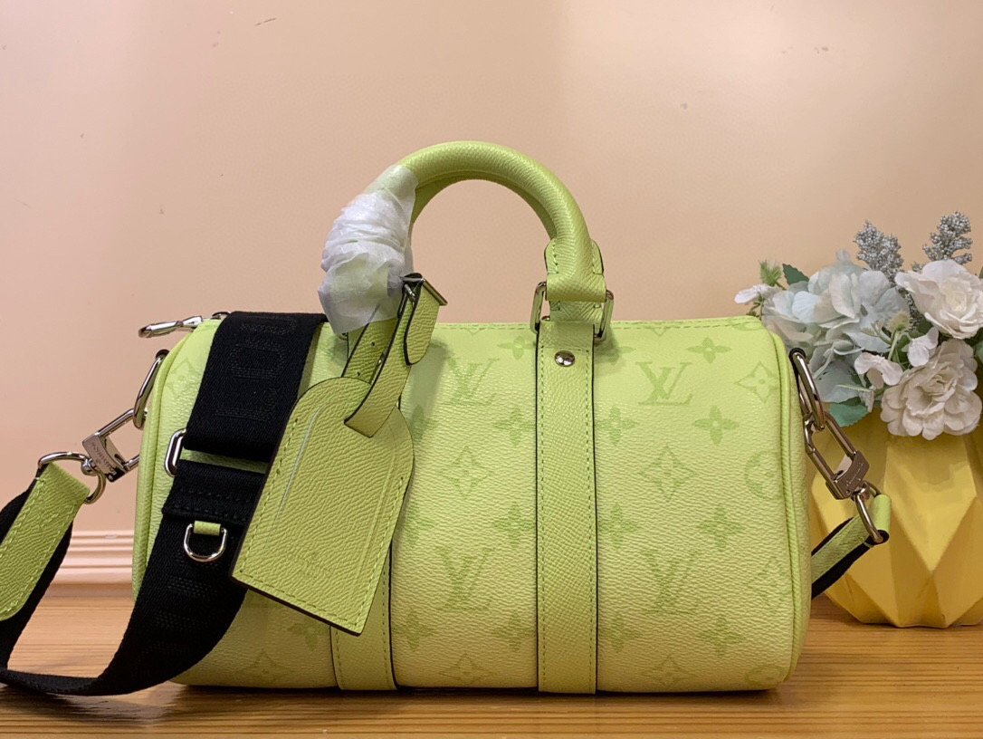 NO:620893,Top original order [KEEALL BANDOULIRE 25 handbag] m14078 light yellow This Keeall Bandoulière 25 handbag is exquisitely constructed with Monogram Hr coated canvas and Taga cow leather, and displays the fresh style of the Tagarama series together with the detachable leather nameplate. The detachable and adjustable logo fabric shoulder strap allows for shoulder and cross-body carry. Size 15 x 11 x 25  cm.5116065,,cowhide19860909顶级原单【KEEALL BANDOULIRE 25 手袋】 m14078 浅黄色 本款 Keeall Bandoulière 25 手袋以 Monogram Hr涂层帆布和 Taga 牛皮革塑造精巧构型,与可拆卸皮革名牌一道展露 Tagarama 系列的清新格调.可拆卸并调节的标识织物肩带实现肩背和斜挎. 尺寸15 x 11 x 25 厘米.5116065,,cowhide,Bag