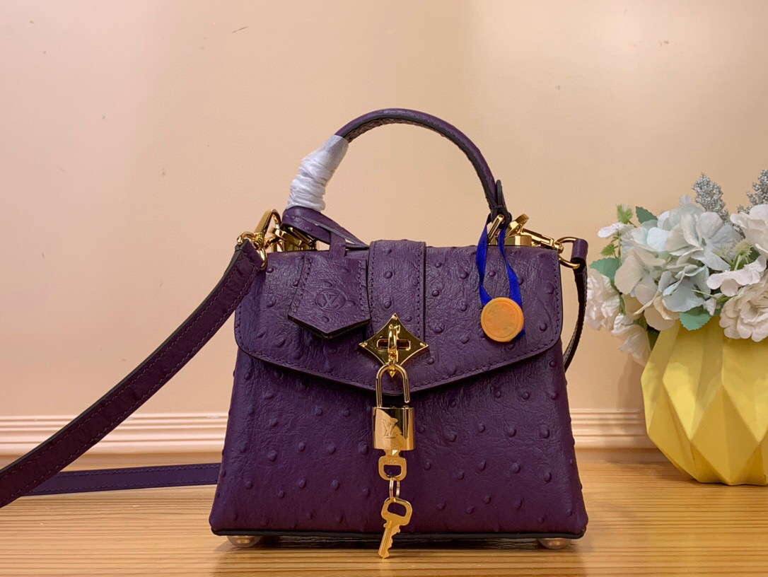 NO:620541,Top original order [ROSE DES VENTS mini handbag] N84207 purple (ostrich pattern) This mini handbag is made of crocodile pattern leather, with the right size to suit day and night occasions. Monogram Jw metallic flowers are embellished on the upper edge of the bag, complementing the elegant metal parts. The detachable shoulder strap provides a variety of carrying options. Size 19*15*9 cm 125121450,19860909顶级原单【ROSE DES VENTS mini 手袋】N84207 紫色（鸵鸟纹） 本款mini手袋采用鳄鱼纹皮革,以恰宜尺寸游刃昼夜场合. Monogram Jw金属质感花卉点缀包身上缘,与雅致金属件相得益彰.可拆卸肩带提供多种背携选择 尺寸19*15*9 厘米 125121450,,Bag