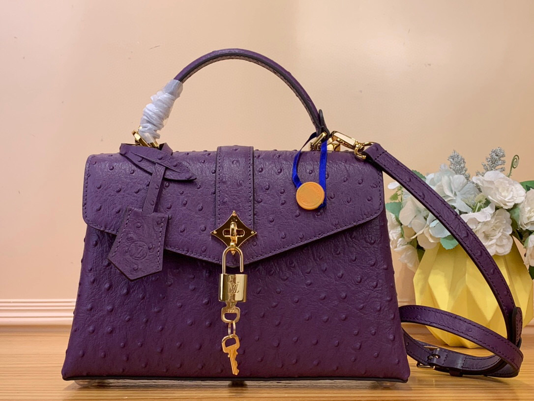 NO:620532,Top original order [ROSE DES VENTS handbag] N84207 Purple (ostrich pattern) This handbag is made of crocodile pattern leather, with the right size for day and night occasions. Monogram Jw metallic flowers are embellished on the upper edge of the bag, complementing the elegant metal parts. The detachable shoulder strap provides a variety of carrying options. Size 27*18*9 cm 140121550,19860909顶级原单【ROSE DES VENTS 手袋】N84207 紫色（鸵鸟纹） 本款手袋采用鳄鱼纹皮革,以恰宜尺寸游刃昼夜场合. Monogram Jw金属质感花卉点缀包身上缘,与雅致金属件相得益彰.可拆卸肩带提供多种背携选择 尺寸27*18*9 厘米 140121550,,Bag
