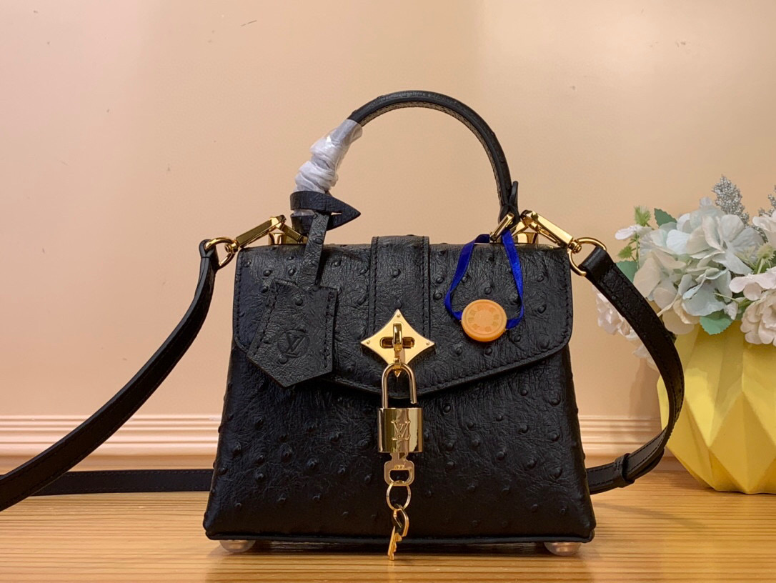 NO:620559,Top original order [ROSE DES VENTS mini handbag] N84207 black (ostrich pattern) This mini handbag is made of crocodile pattern leather, with the right size to suit day and night occasions. Monogram Jw metallic flowers are embellished on the upper edge of the bag, complementing the elegant metal parts. The detachable shoulder strap provides a variety of carrying options. Size 19*15*9 cm 125121450,19860909顶级原单【ROSE DES VENTS mini 手袋】N84207 黑色（鸵鸟纹） 本款mini手袋采用鳄鱼纹皮革,以恰宜尺寸游刃昼夜场合. Monogram Jw金属质感花卉点缀包身上缘,与雅致金属件相得益彰.可拆卸肩带提供多种背携选择 尺寸19*15*9 厘米 125121450,,Bag
