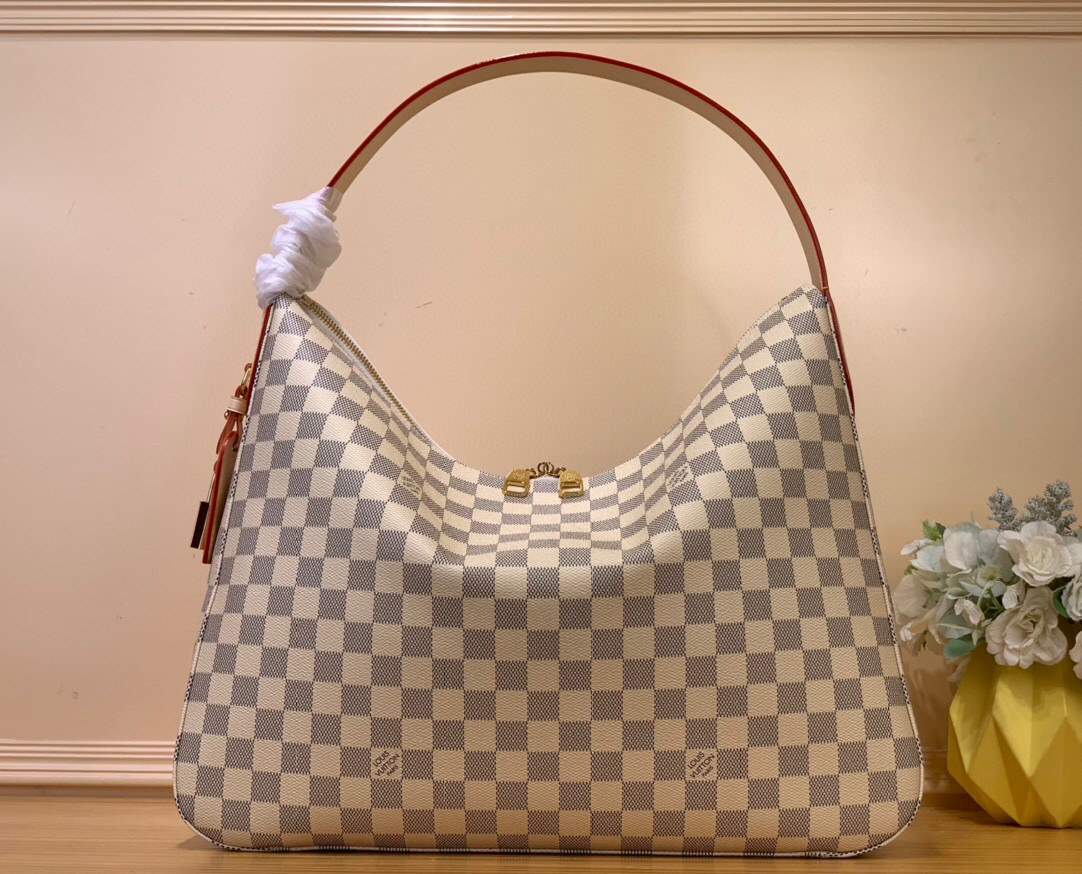 NO:620446,Top Original [Slouchy MM Handbags] N00126 White Check/Pink This updated version of the Slouchy MM Xh, showcases the house’s Damier Azur pattern as a graphic signature. Functional and sophisticated, it is made of coated canvas with a unique pattern created using gravity printing. It has a signature padlock name tag and plenty of space inside to hold essentials from work to the weekend. Dimensions 40 x 29 x 11 cm  5415058,19860909顶级原单【Slouchy MM 手袋】N00126 白格/粉色 这个Slouchy MM Xh的升级版,展示了房子的Damier Azur图案,作为一个图形的签名.功能齐全且精致,它由涂层帆布制成,具有使用重力印刷创建的独特图案.它有一个标志性的挂锁名牌,里面有足够的空间容纳工作到周末的必需品. 尺寸40 x 29 x 11厘米 5415058,,Bag