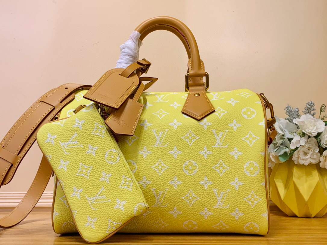 NO:620465,Top original order [Seedy 9 Bandoulière 30 handbag] m14077 green m14067 red m13914 pink m13904 black m14064 light green Seedy 9 Bandoulière  Made of ultra-soft calfskin with Monogram print, the 30 bag is perfectly compact yet roomy enough to hold your daily essentials. Meticulous details such as the traditional side locks or the premium lambskin lining are a testament to the craftsmanship of this bag. In addition to the top handle, there is a removable strap. Dimensions 32 x 22.5 x 18 cm 125121450,,cowhide,sheepskin19860909顶级原单【Seedy 9 Bandoulière 30 手袋】m14077 绿色 m14067 红色 m13914 粉色 m13904 黑色 m14064 淡绿色 Seedy 9 Bandoulière 30包由超柔软的小牛皮制成,带有Monogram印花,尺寸完美紧凑但足够宽敞,可以装下日常必需品.细致的细节,如传统侧锁或优质小羊皮衬里,证明了这款包的精湛工艺.除了顶部手柄外,还有一条可拆卸的带子. 尺寸32 x 22.5 x 18厘米 125121450,,cowhide,sheepskin,Bag